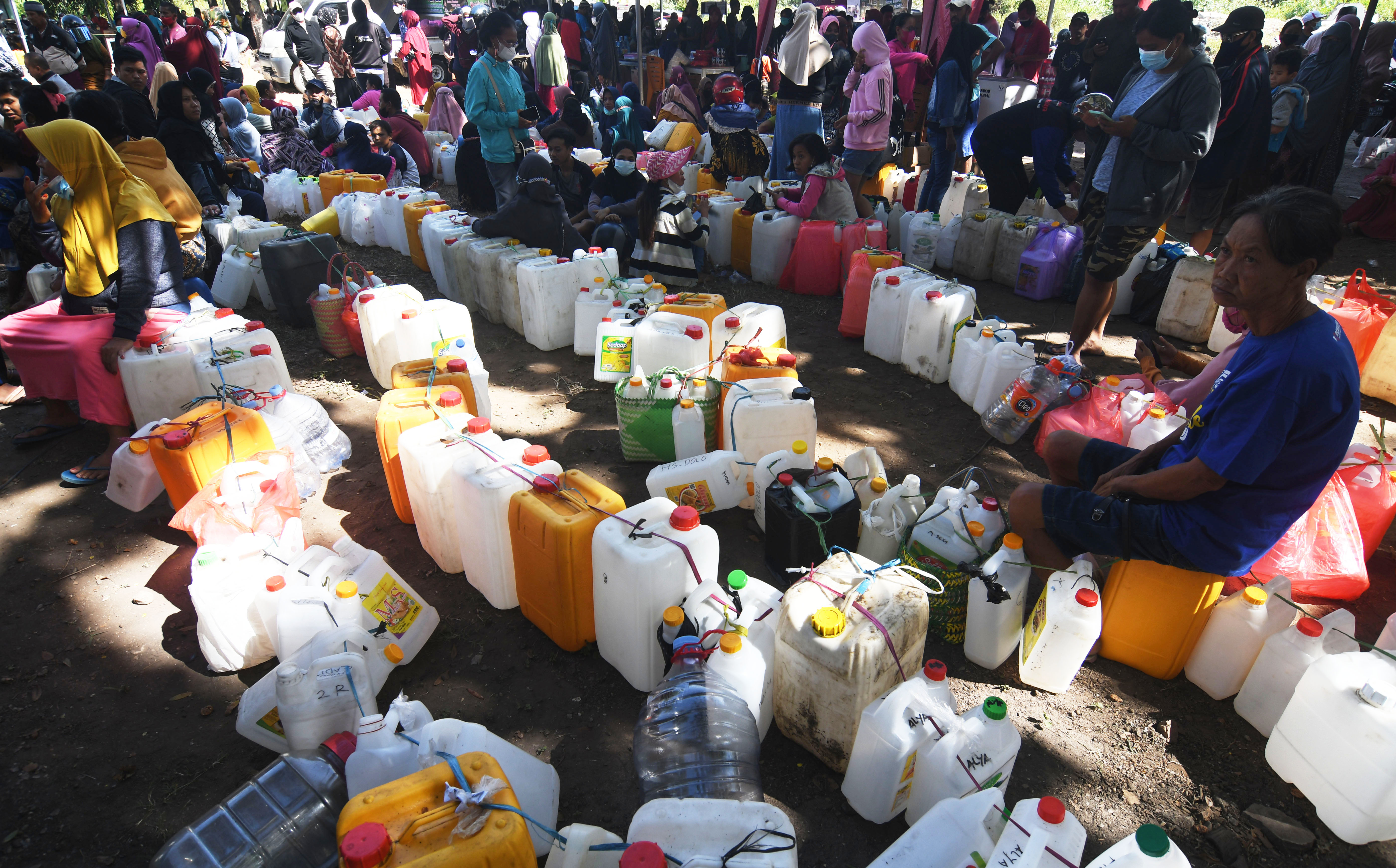 Antrean warga ketika terjadi kelangkaan stok minyak goreng.