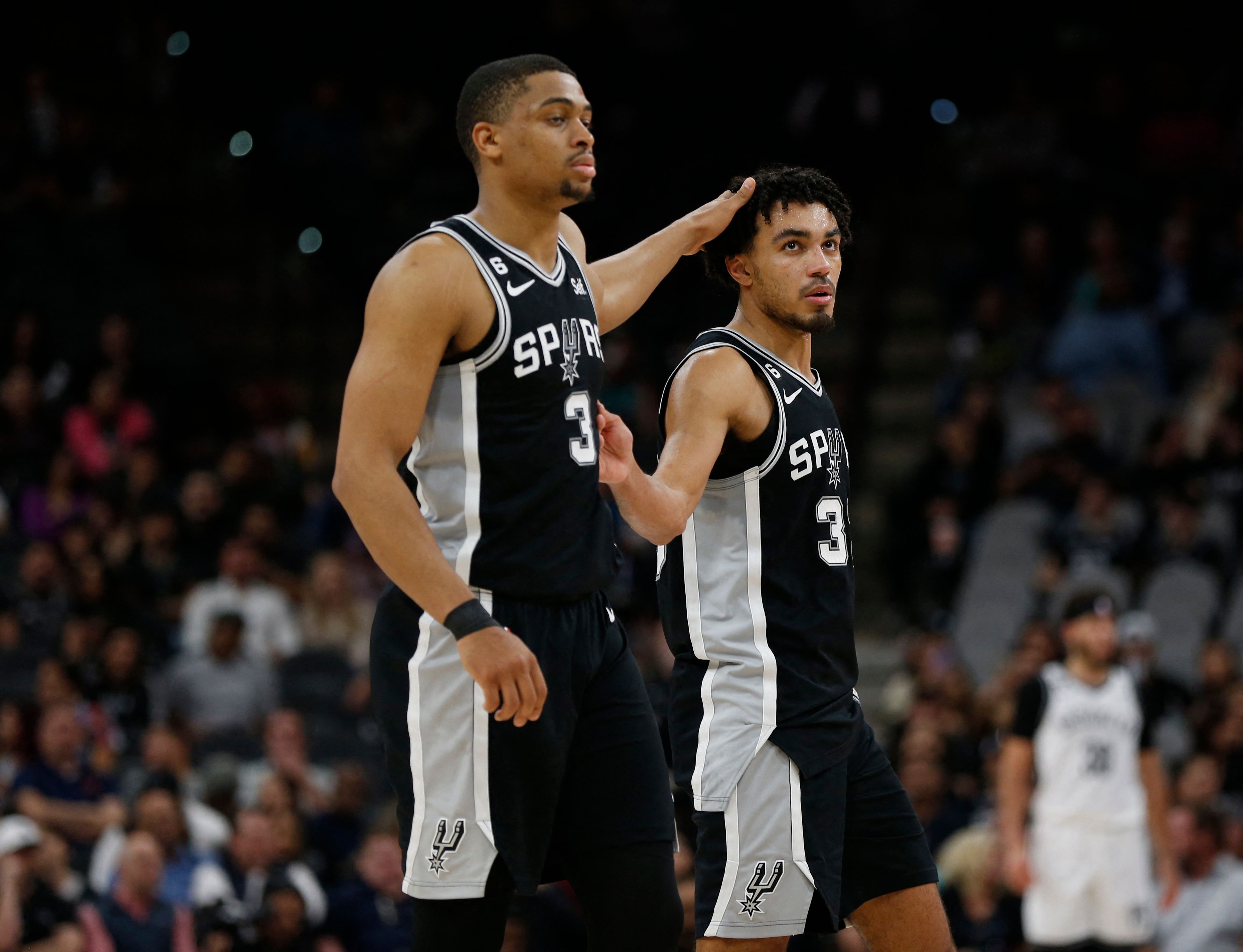 Dua pemain San Antonio Spurs, Tre Jones (kanan) dan Keldon Johnson saling beri selamat setekah mengungguli Brooklyn Nets. 
