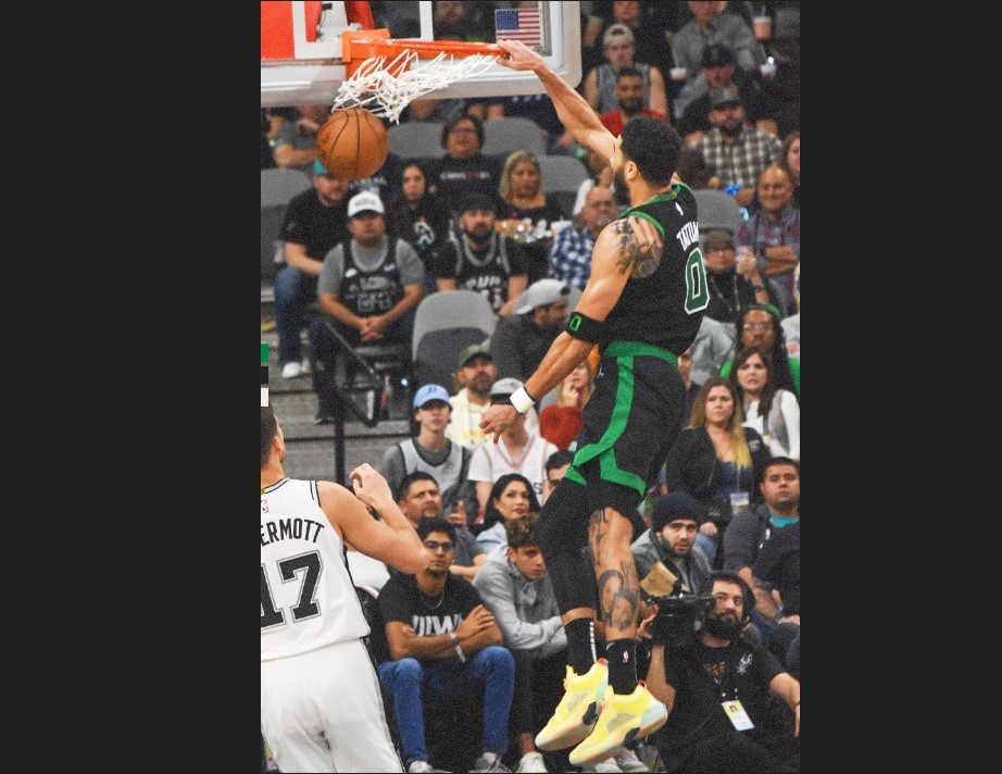 Bintang Boston Celtics Jayson Tatum melakukan slam dunk dalam laga NBA melawan San Antonio Spurs