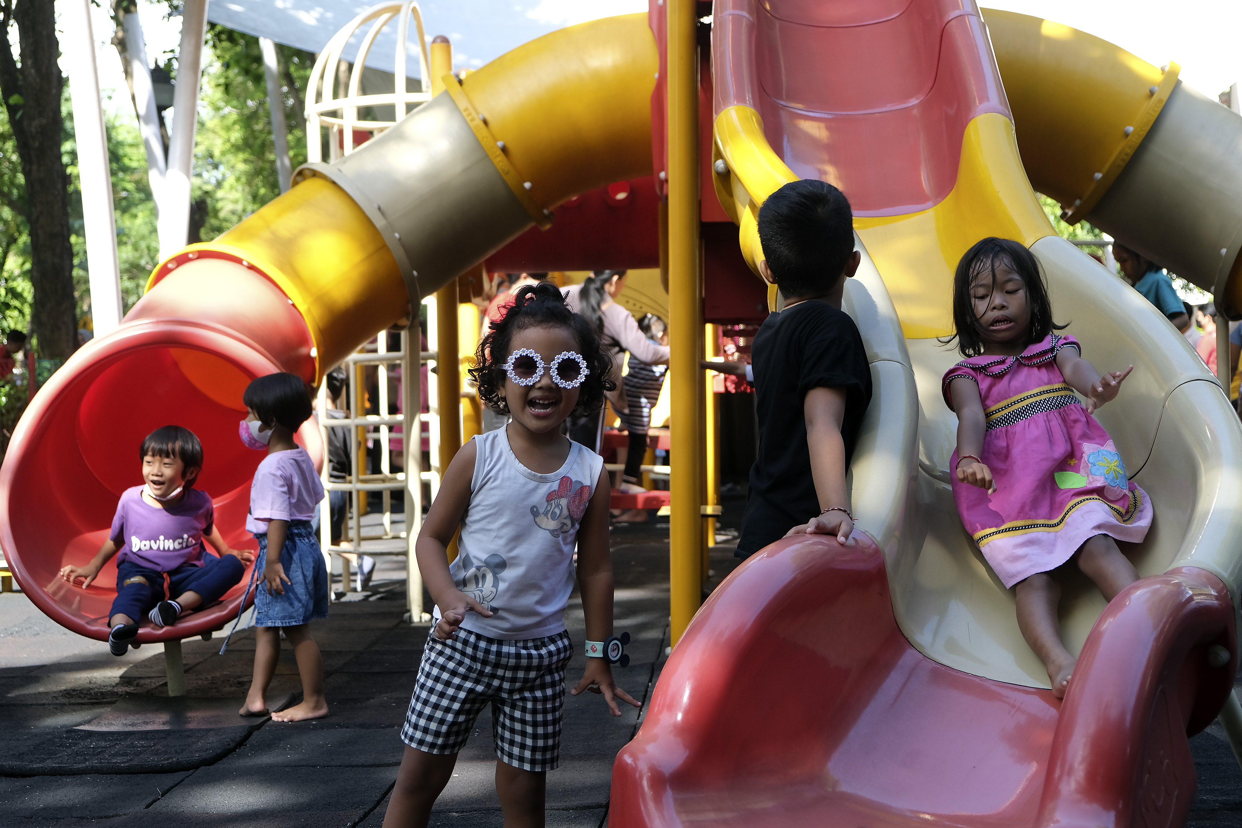 Ilustrasi sejumlah anak bermain di taman.