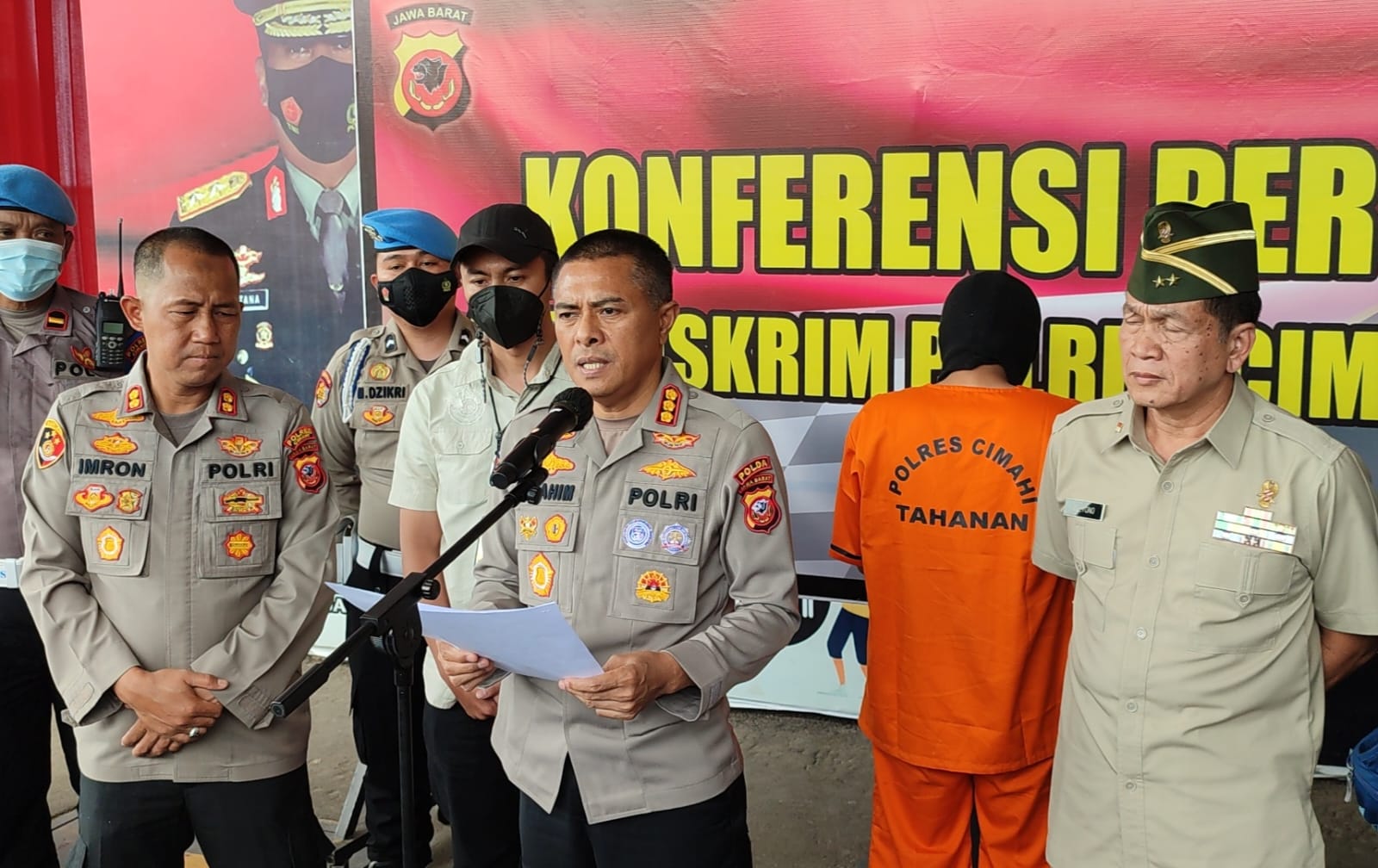 Kabid Humas Polda Jabar Kombes Ibrahim Tompo menjelaskan kronologi penusukan yang menimpa purnawirawan TNI di Cimahi, Rabu (4/1).