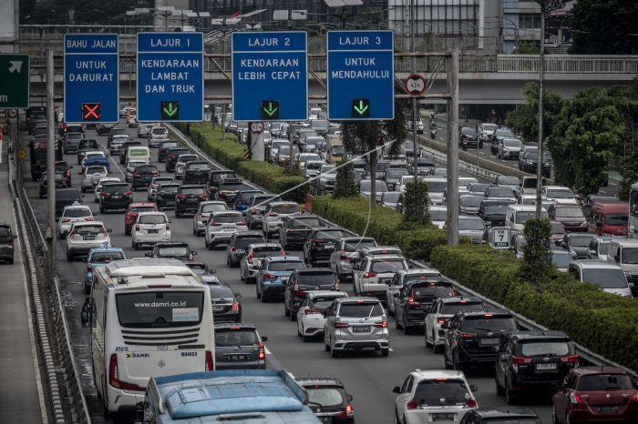 Kendaraan meninggalkan Jakarta selama periode Natal dan Tahun Baru