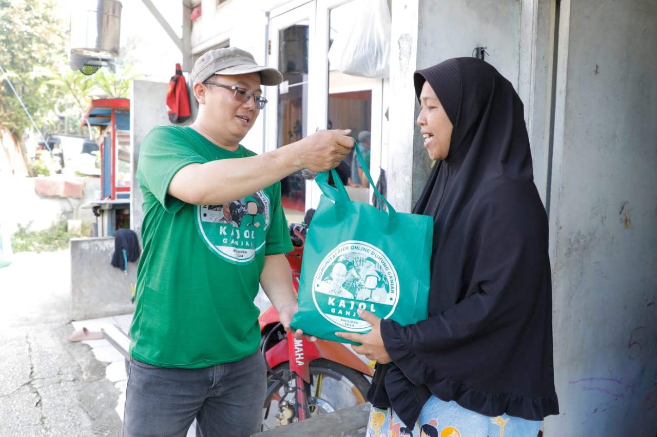 Relawan Komunitas Ojek Online Dukung Ganjar (Kajol Ganjar) menggelar kegiatan 'Sembako Murah' di Sekretariat Kajol Indonesia, Pancoran Mas, 