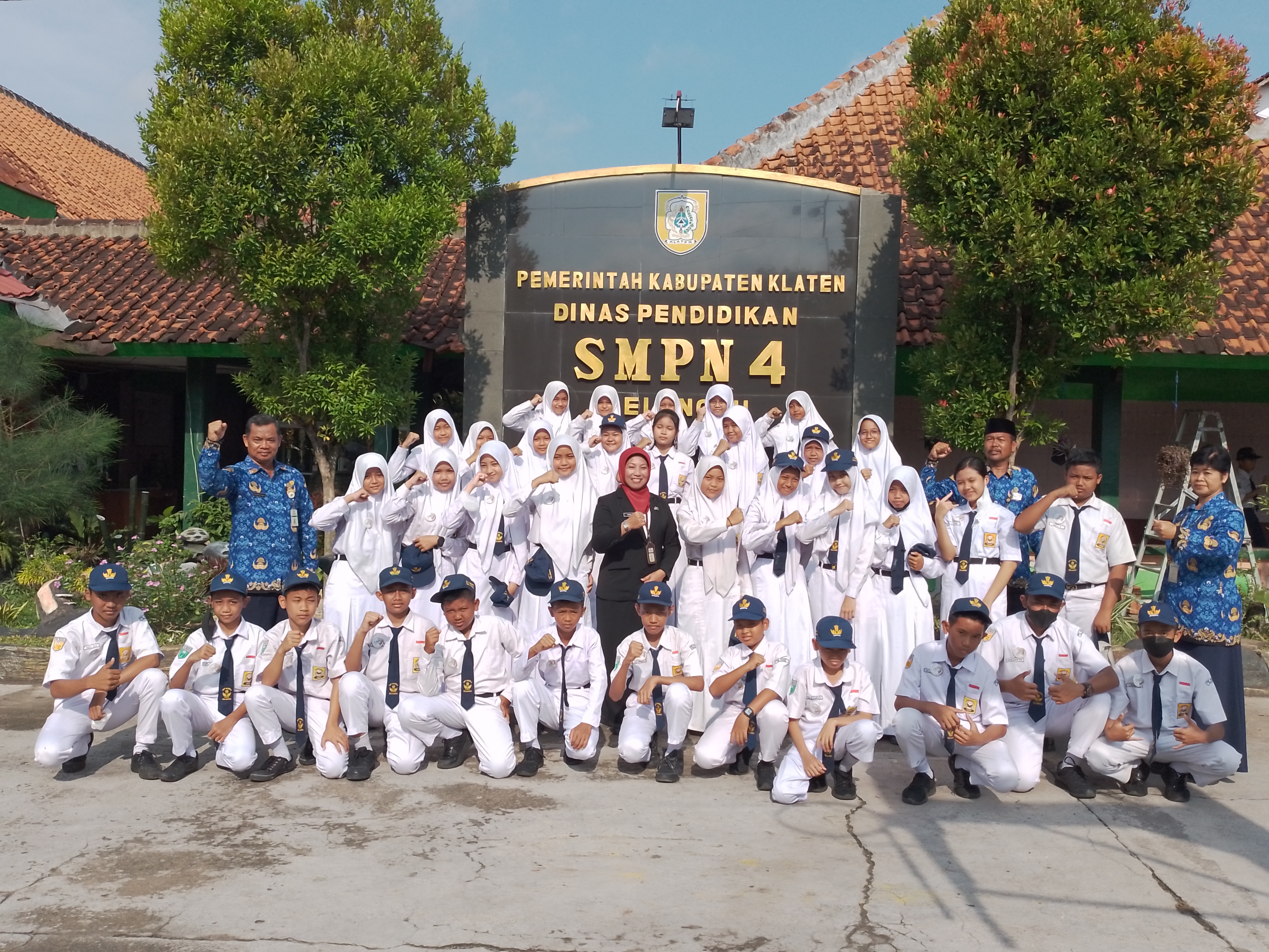 Pengurus OSIS SMP Negeri 4 Delanggu, Klaten, Jawa Tengah, berfoto bersama seusai pelantikan 