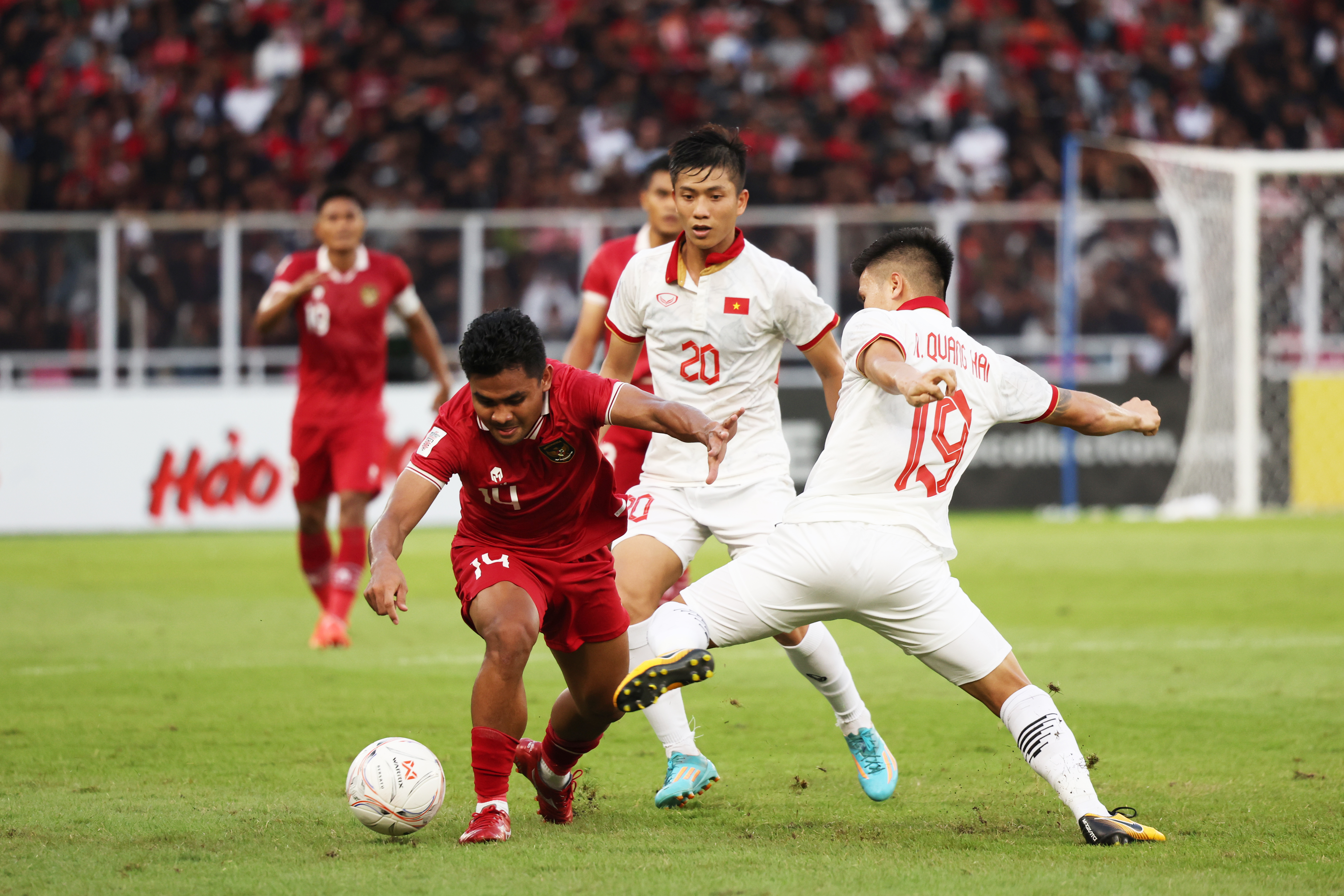 Pemain Indonesia, Asnawi Mangkualam (kiri) berusaha melewati pemain Vietnam pada leg pertama semifnal Piala AFF 2022, Jumat (6/1).