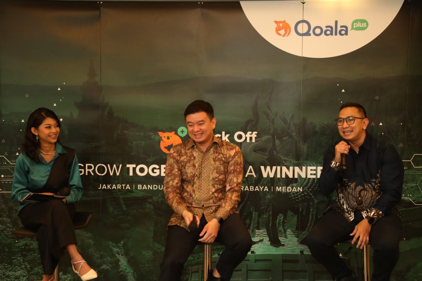 Tirto Utomo, selaku Direktur Bisnis Qoala Plus (tengah) dan SVP of Sales and Partnership Qoala Plus, Sugeng Purnomo (kanan).
