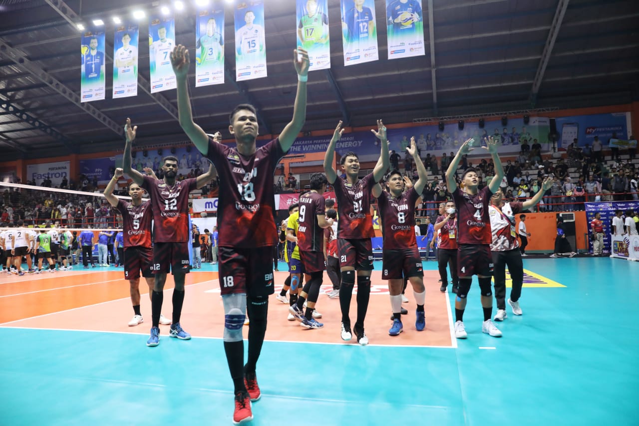 TIM voli putra Jakarta STIN BIN memuncaki klasemen sementara Proliga 2023 dengan poin 13, Sabtu (14/1/2023) setelah kandaskan Jakarta Pertam