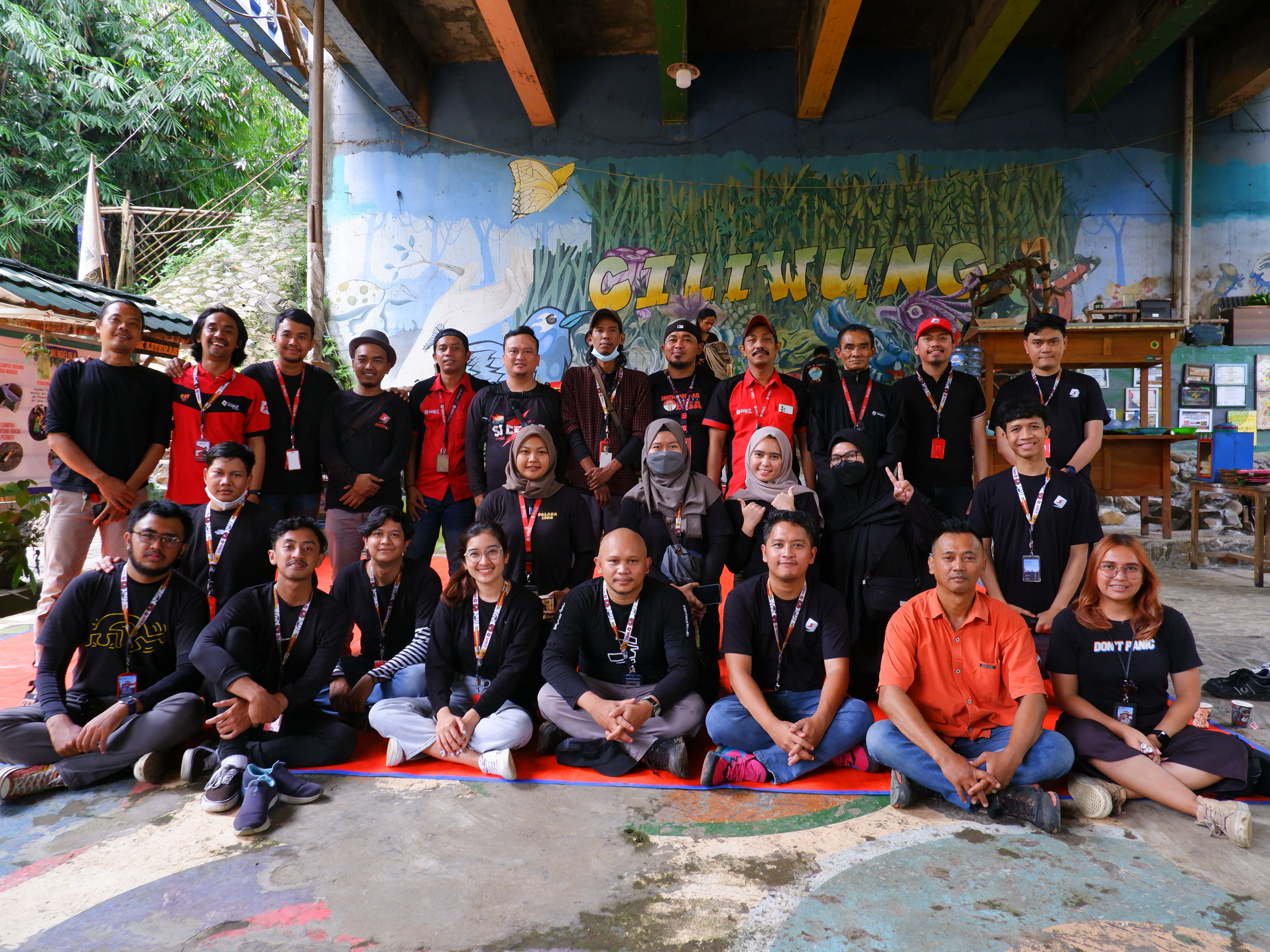 Aksi ini melibatkan 40 orang dari tim gabungan karyawan perusahaan dan Komunitas Ciliwung Depok yang berkolaborasi.