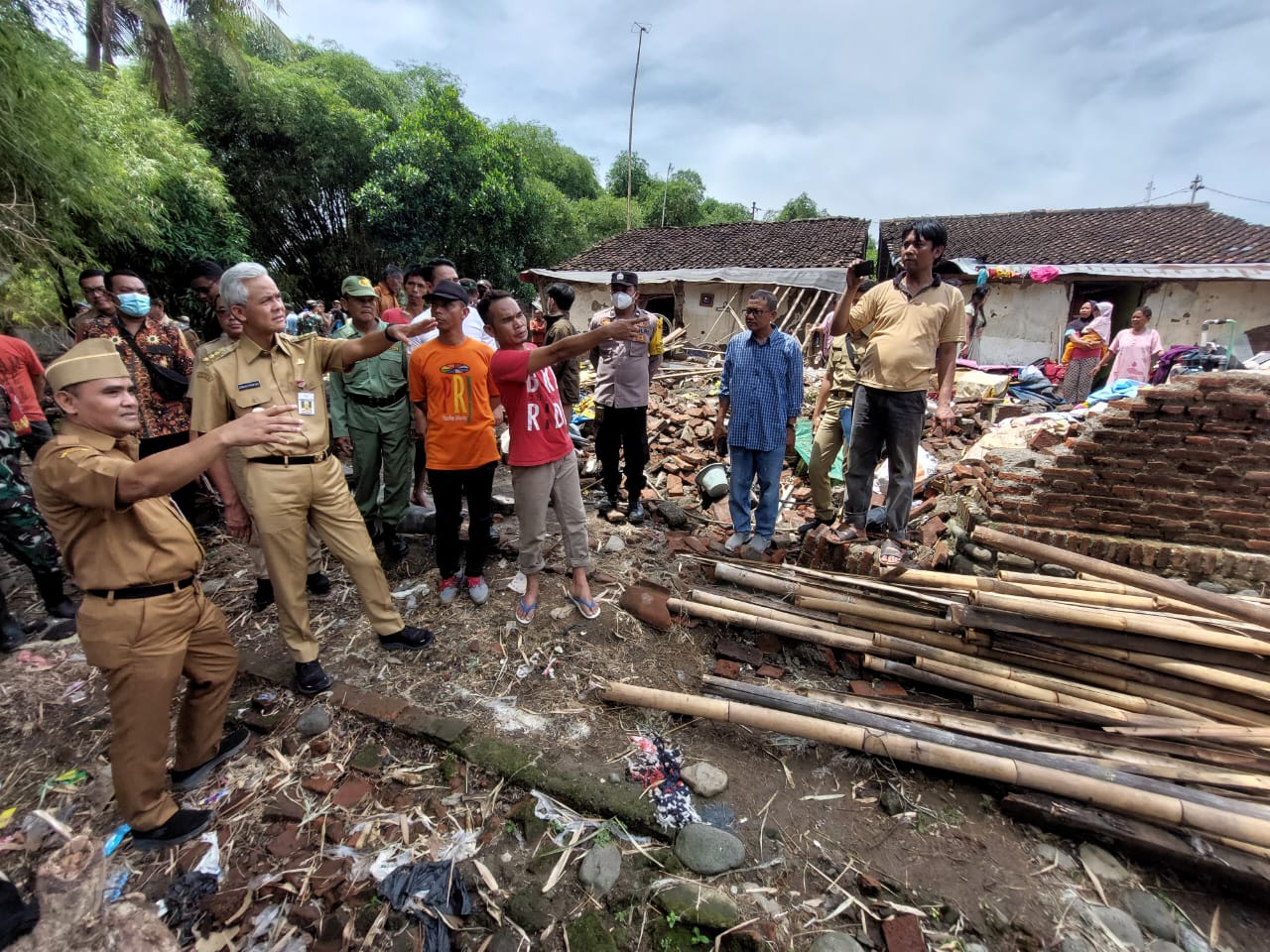 Gubernur Jawa Tengah Ganjar Pranowo, meninjau langsung desa yang paling parah terdampak banjir Kabupaten Brebes, di Desa Jatibarang Kidul 
