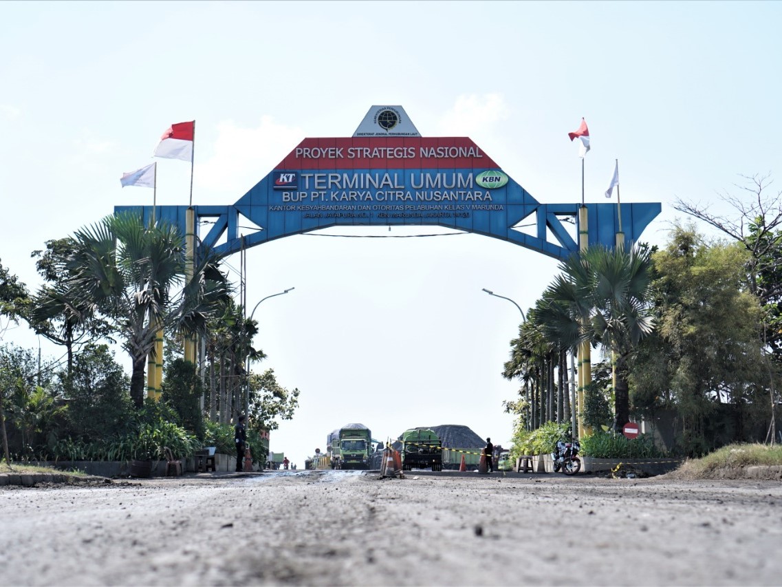 Gerbang terminal pelabuhan KCN. 