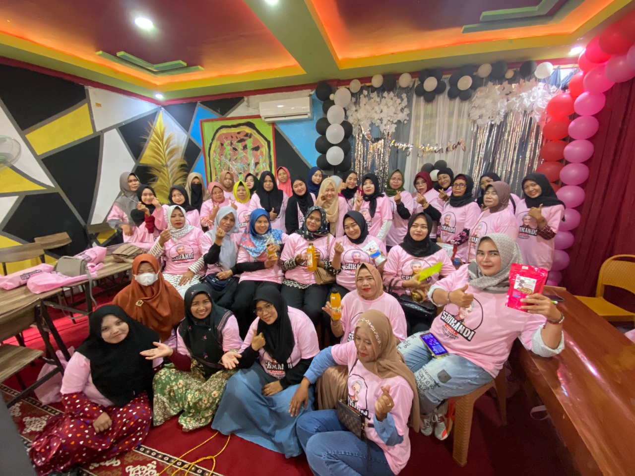 Srikandi GanjarKalteng mengajak milenial setempat belajar membuat oleh-oleh atau buah tangan khas daerah Kabupaten Barito Selatan (Barsel).