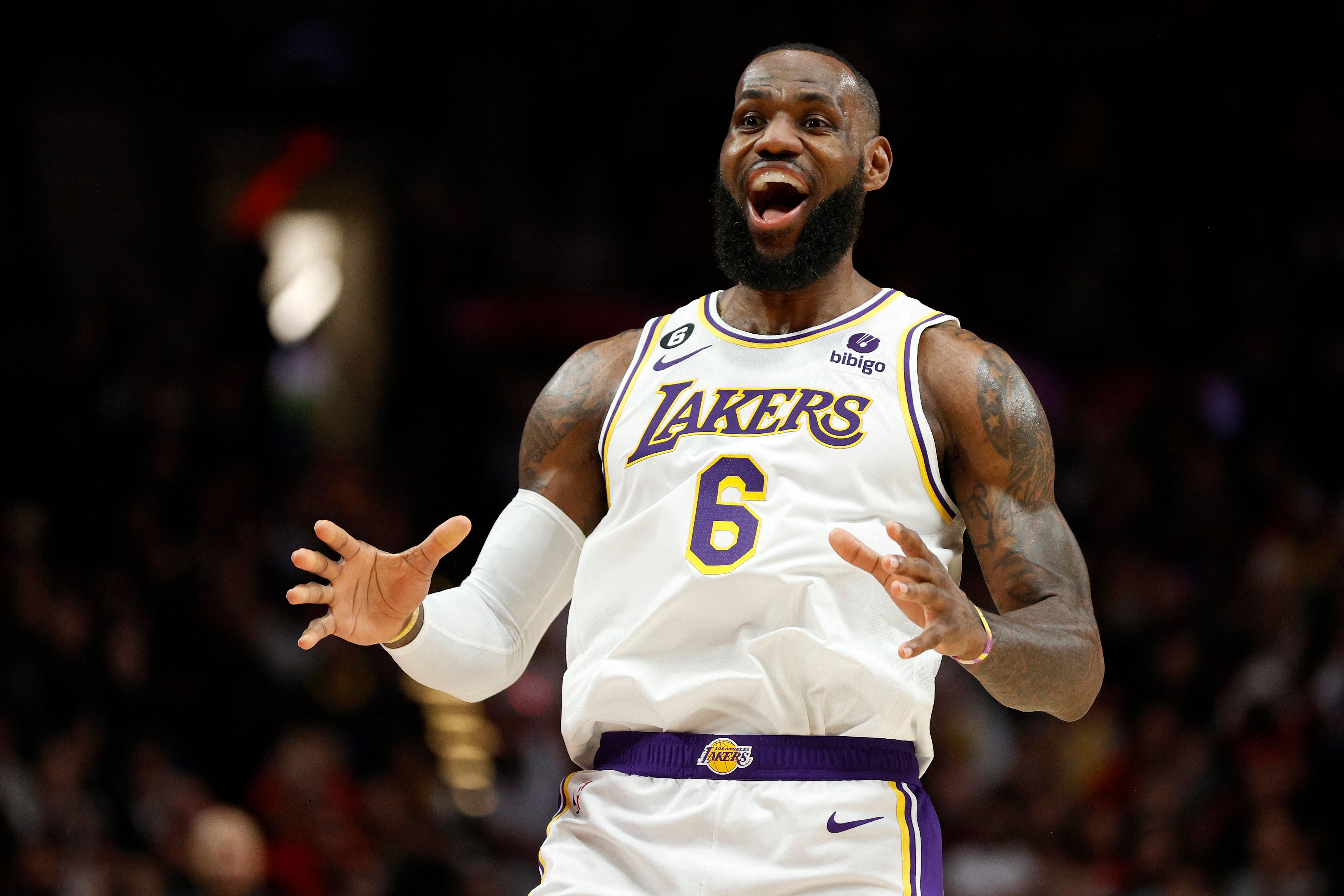 Pemain LA Lakers LeBron James hampir mendekati rekor pencetak skor tertinggi.