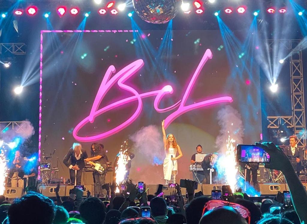 Penyanyi Bunga Citra Lestari membawakan total 9 lagu spesial di La Piazza, Summarecon Mall Kelapa Gading, Jakarta, Minggu malam (31/12). 