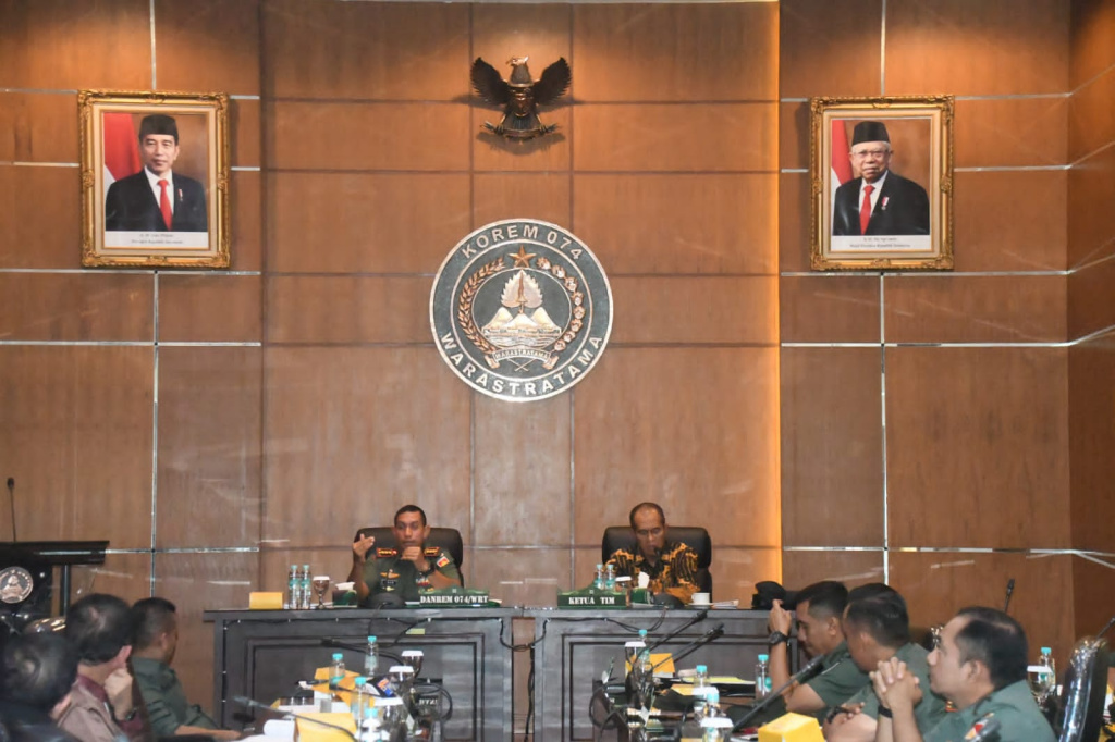 Komandan Korem 074/Warastratama Kolonel Inf Anan Nurakhman saat menjelaskan kepada anggota DPR RI terkait penugasan yang harus diembannya