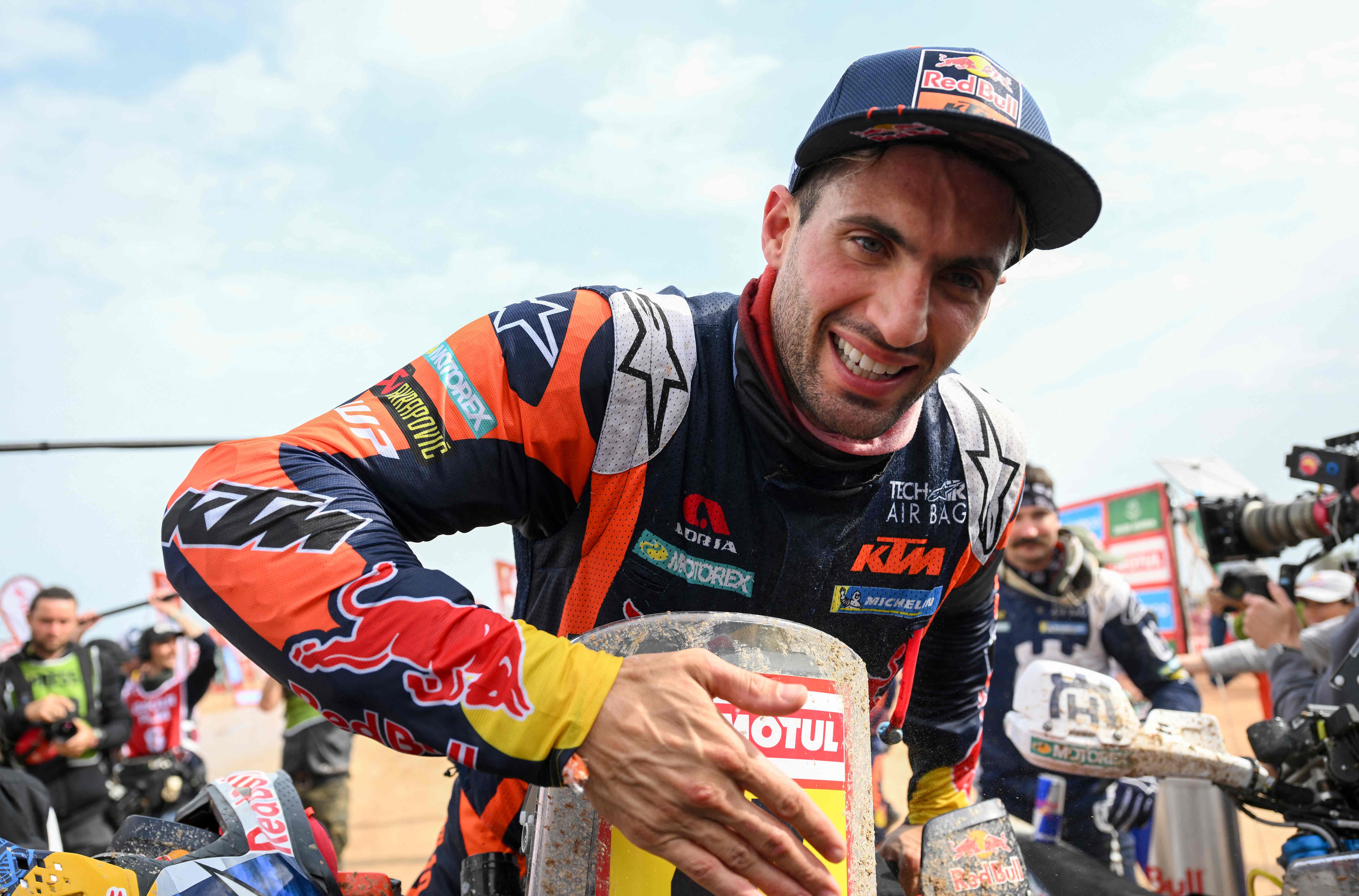 Pembalap KTM asal Argentina Kevin Benavides menjuarai Reli Dakar setelah merebut etape terakhir Al Hofuf-Dammam, Arab Saudi, Minggu (15/1).