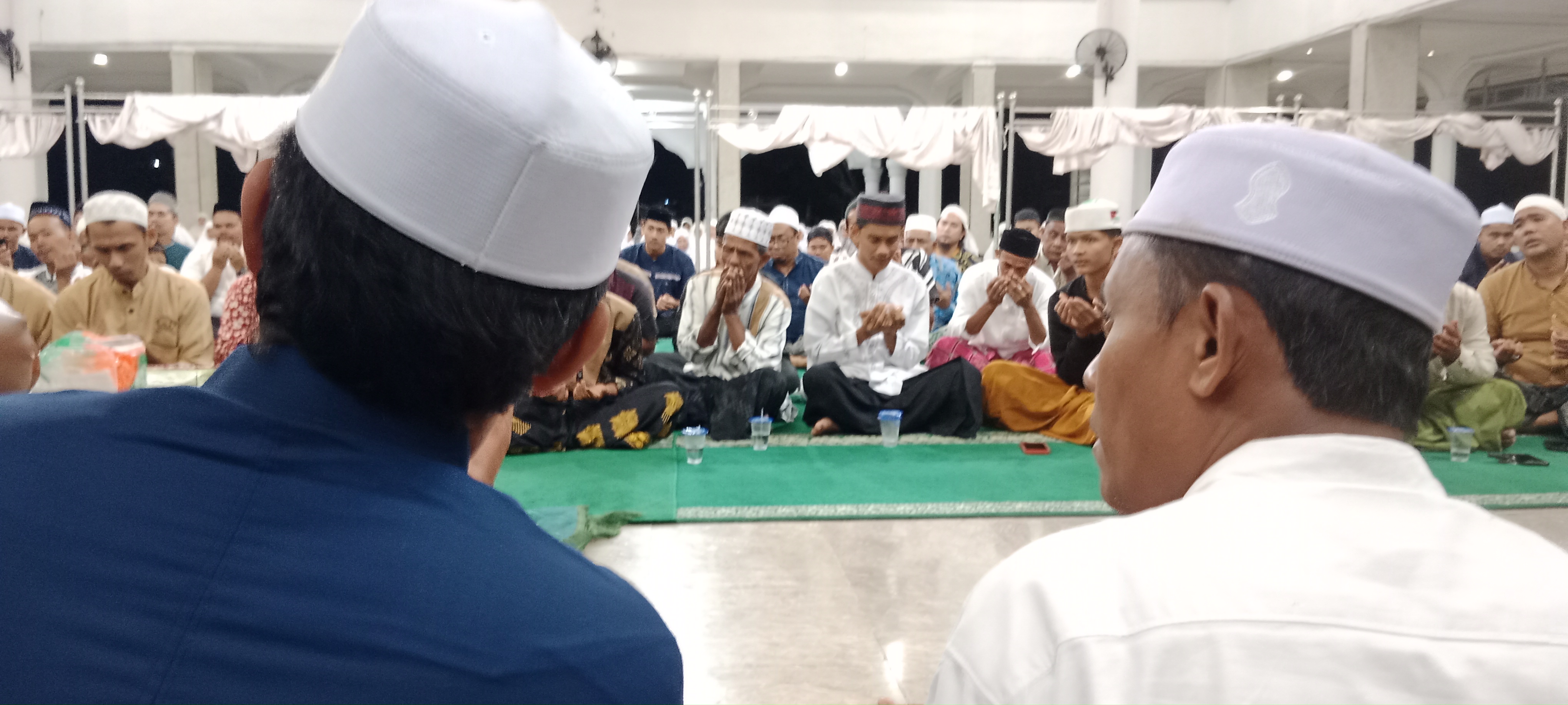 Habib Mustafa Bin Idrus, (baju putih) memimpin zikir dan doa bersama masyarakat, di Masjid Raya Pidie, Labui.