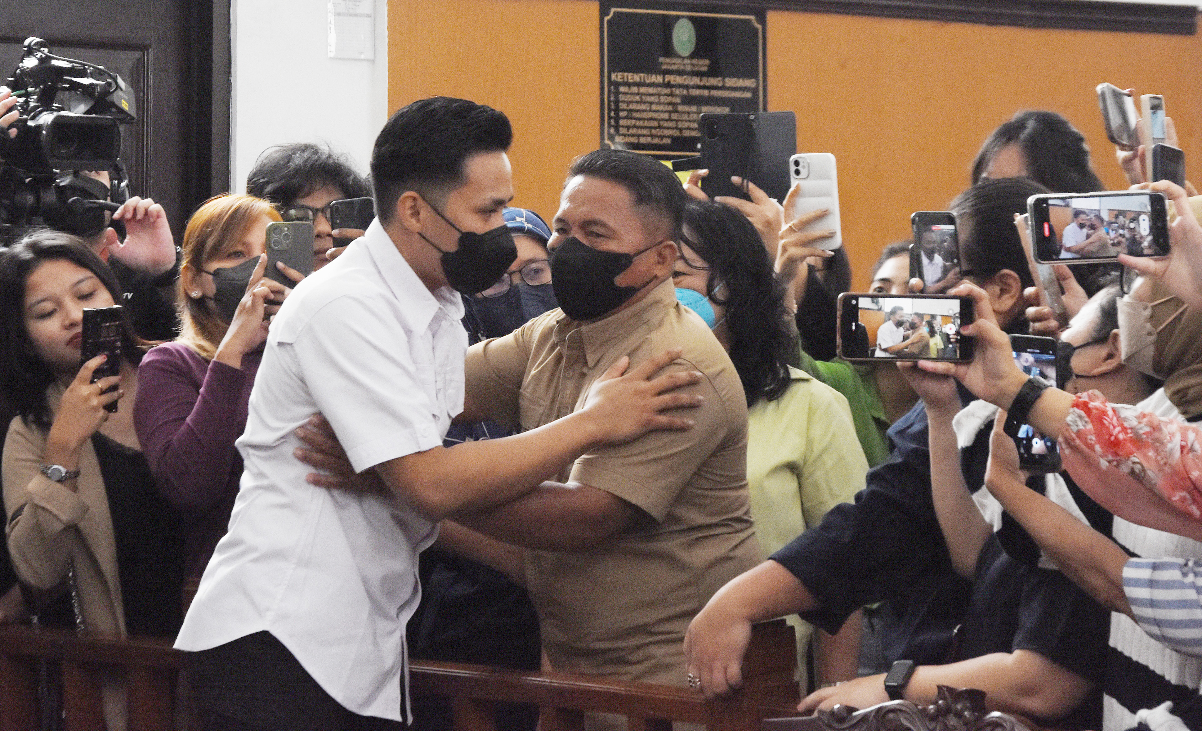 Terdakwa Richard Eliezer (kiri)