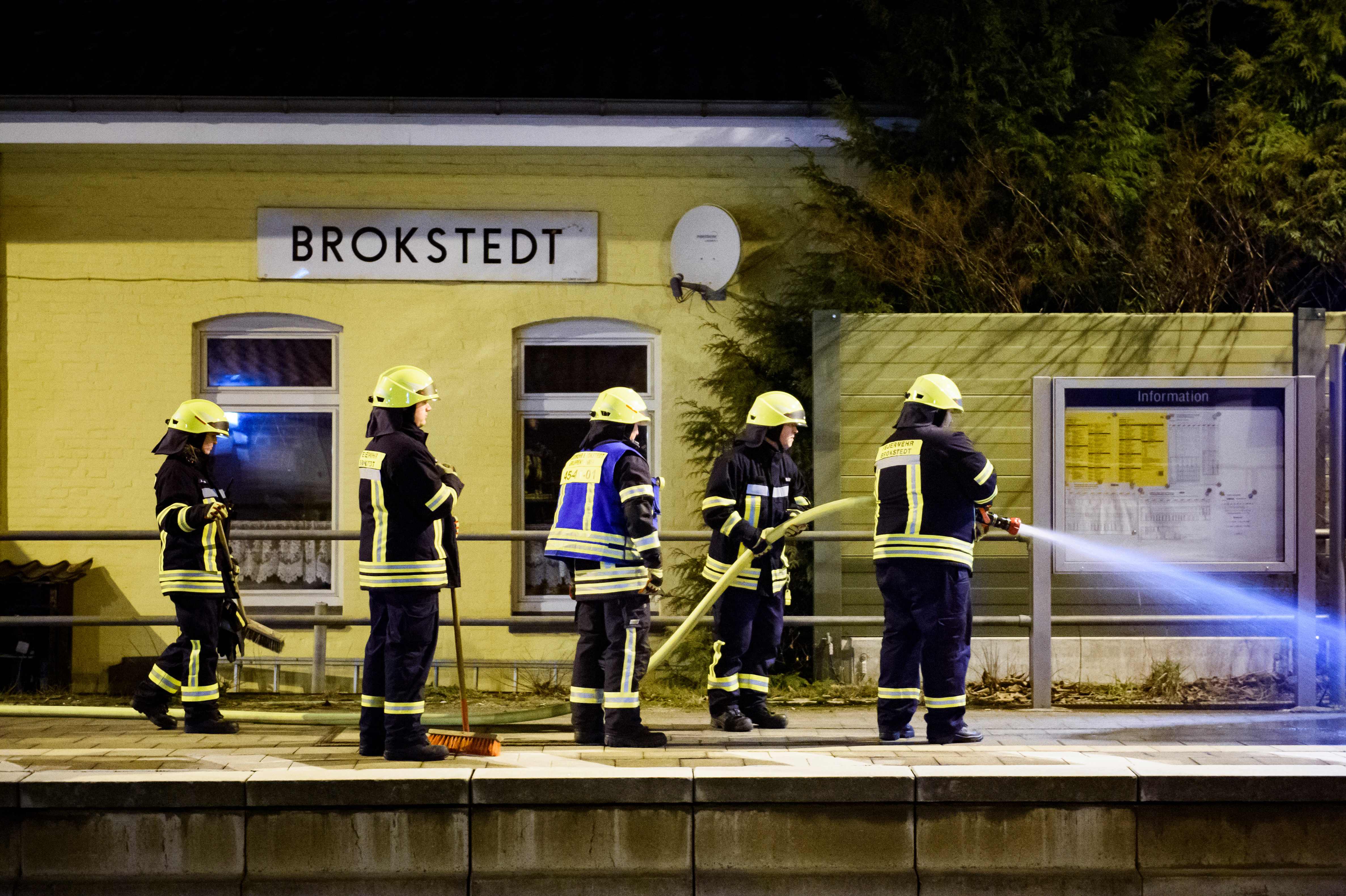 Petugas membersihkan stasiun kereta di Kota Brokstedt setelah terjadi aksi penusukan yang menewaskan dua orang dan melukai tujuh lainnya.