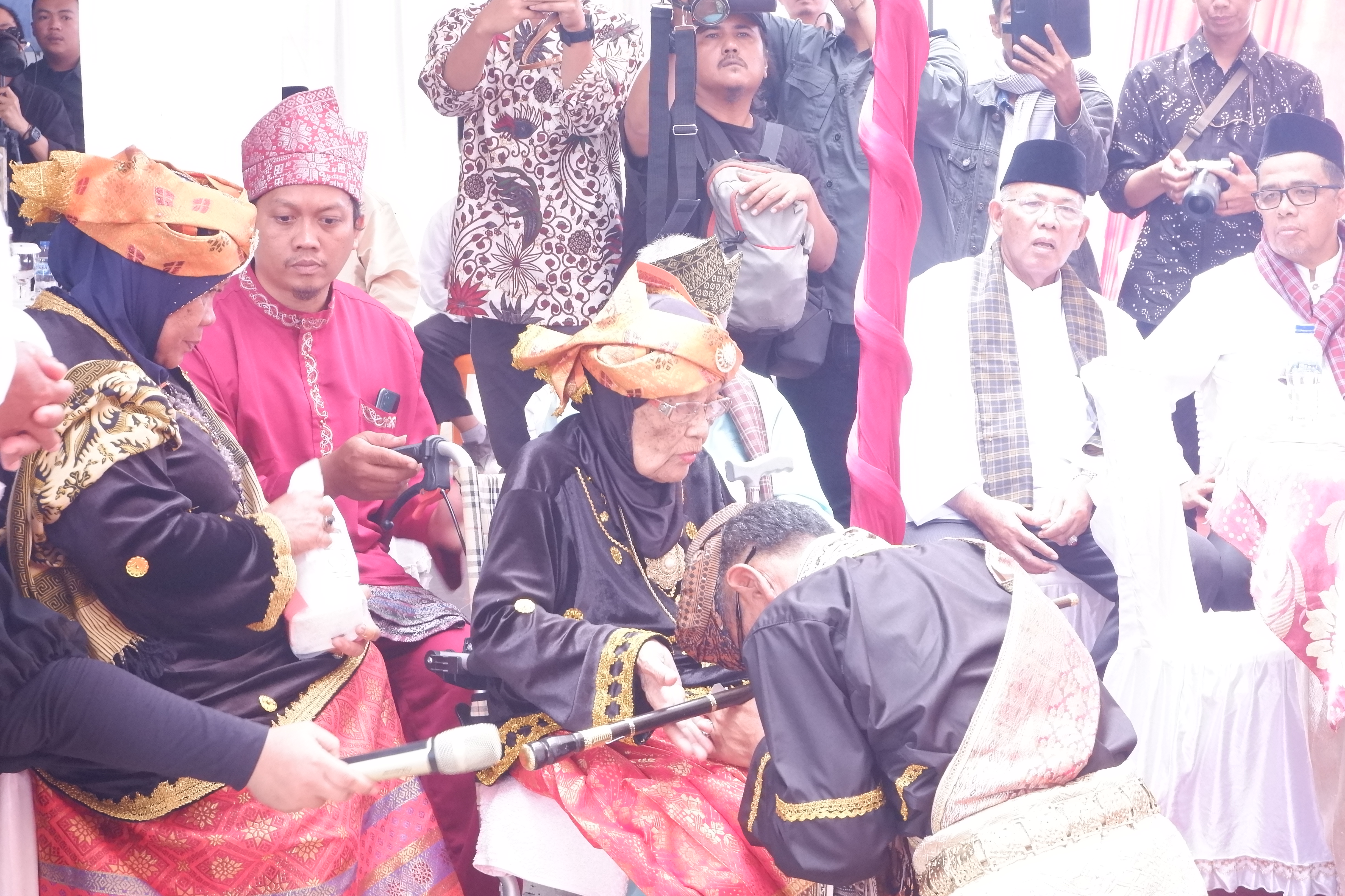 Salah satu bagian dari upacara adat Batagak Gala