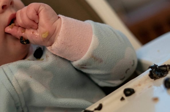 Ibu harus memperhatikan masa terbaik untuk mulai memberikan makanan padat pada bayi.