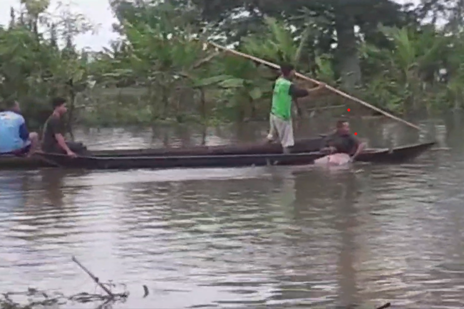 Warga mengevakuasi korban.