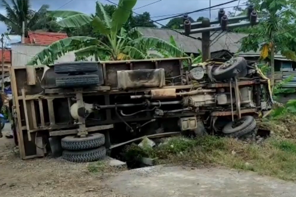 Truk yang terguling usai menabrak sepeda motor.