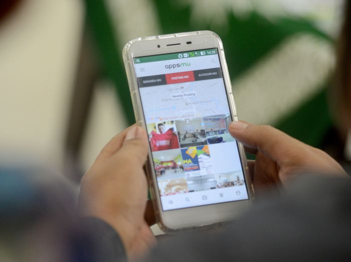 ilustrasi: pelajar menggunakan handphone