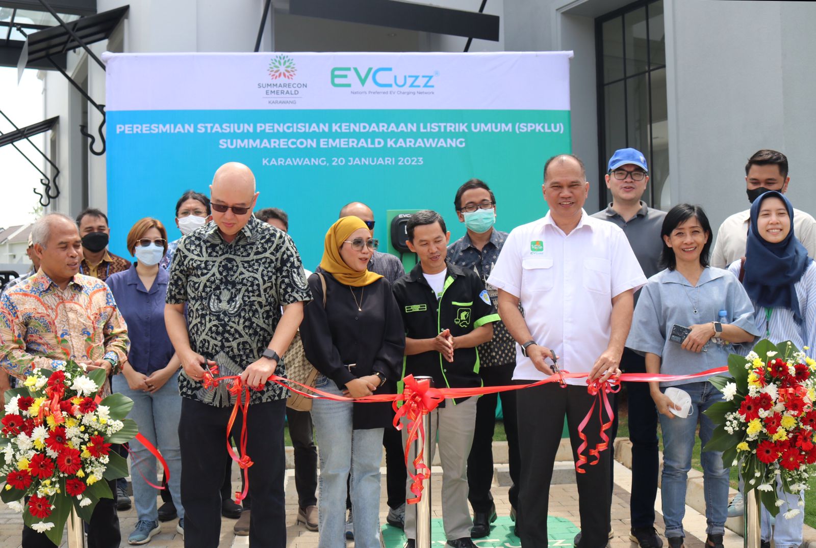 Stasiun pengisian EV hadir di Summarecon Emerald.