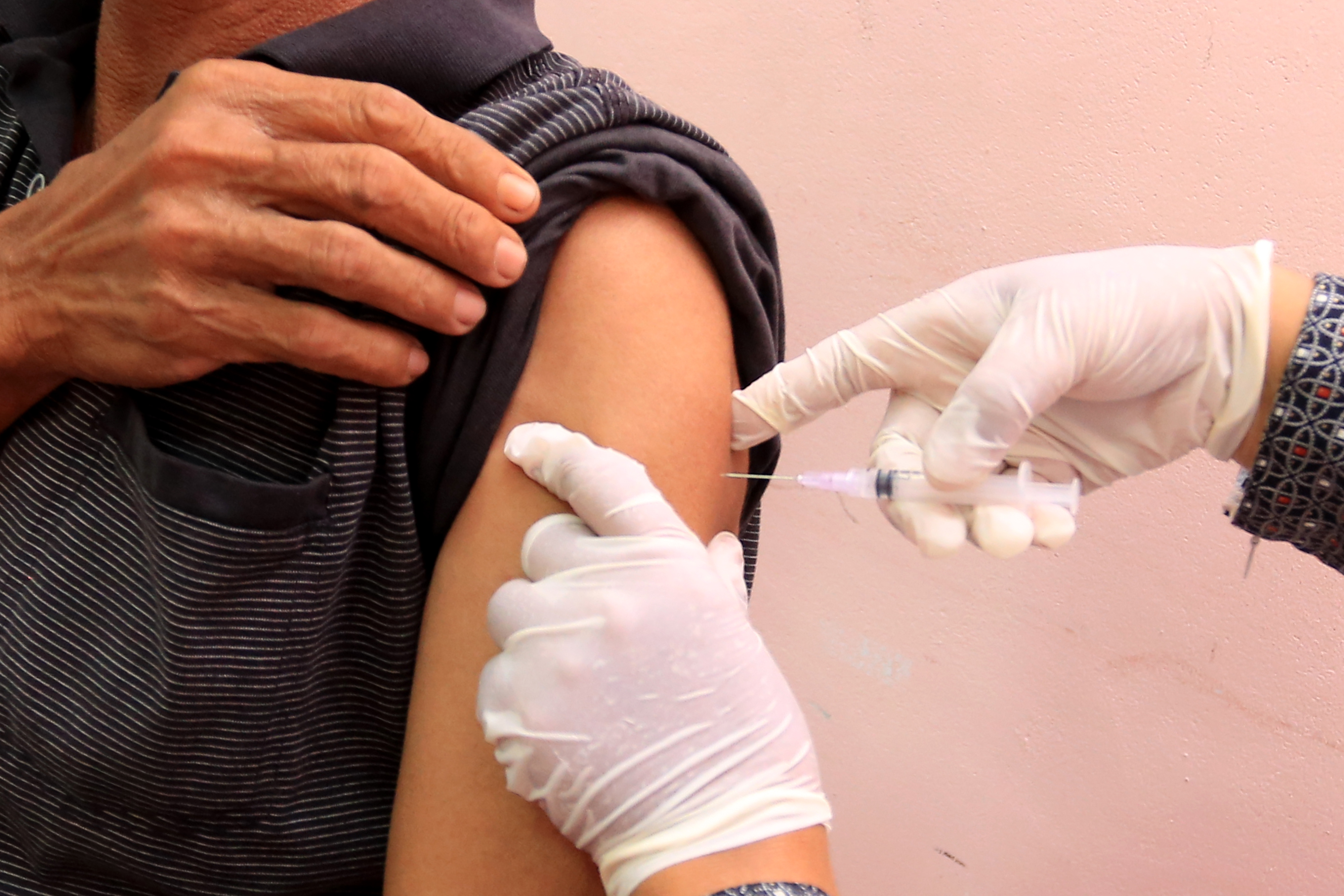 Petugas medis menyuntikkan vaksin covid-19 kepada warga.