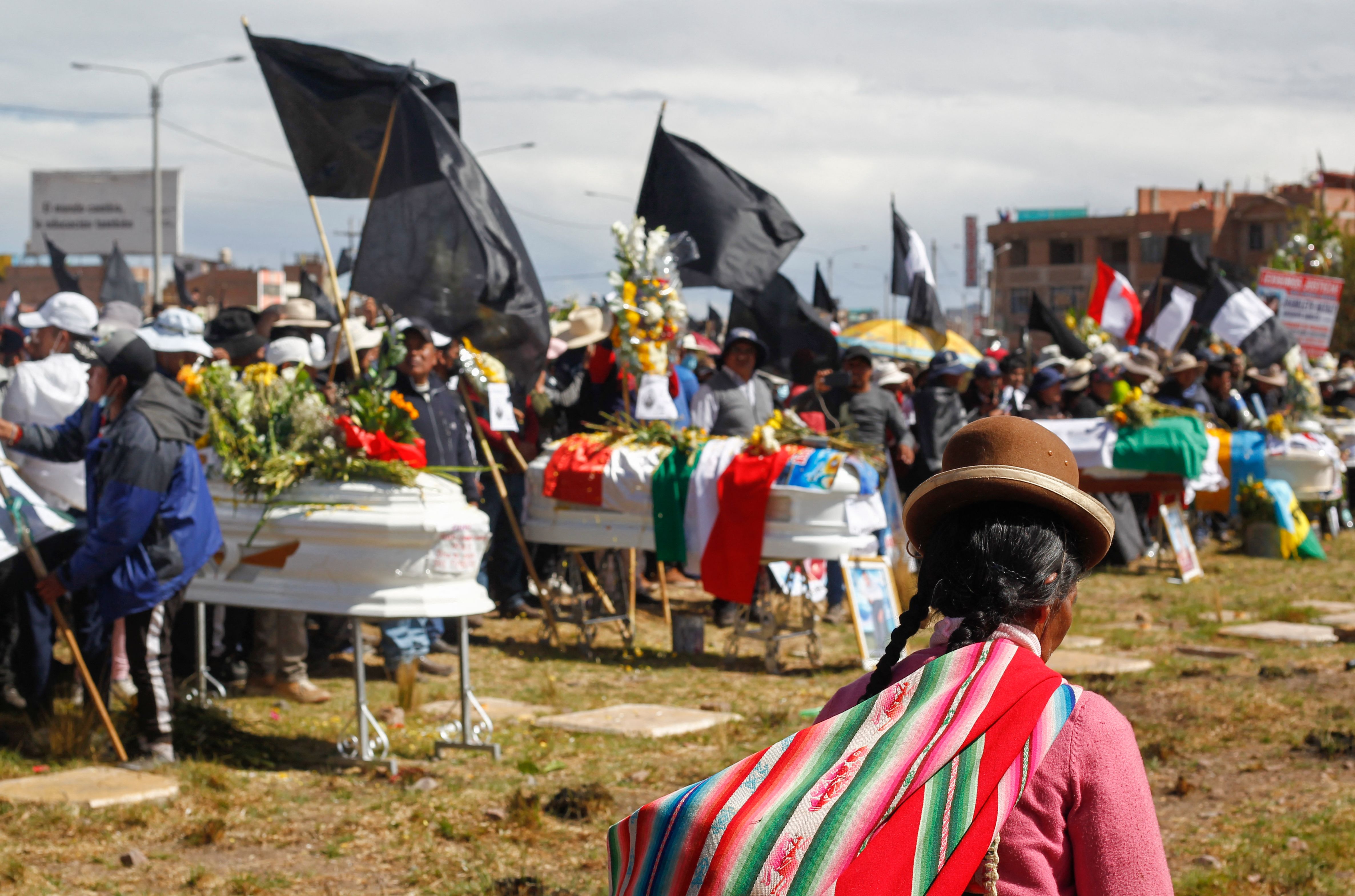 Anggota keluarga para korban tewas kerusuhan demonstrasi di Peru.