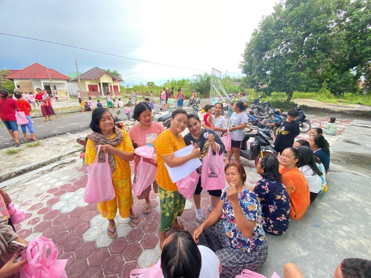 Srikandi Ganjar Kalteng mendorong hidup sehat perempuan dayak dnegan berolahraga voli.