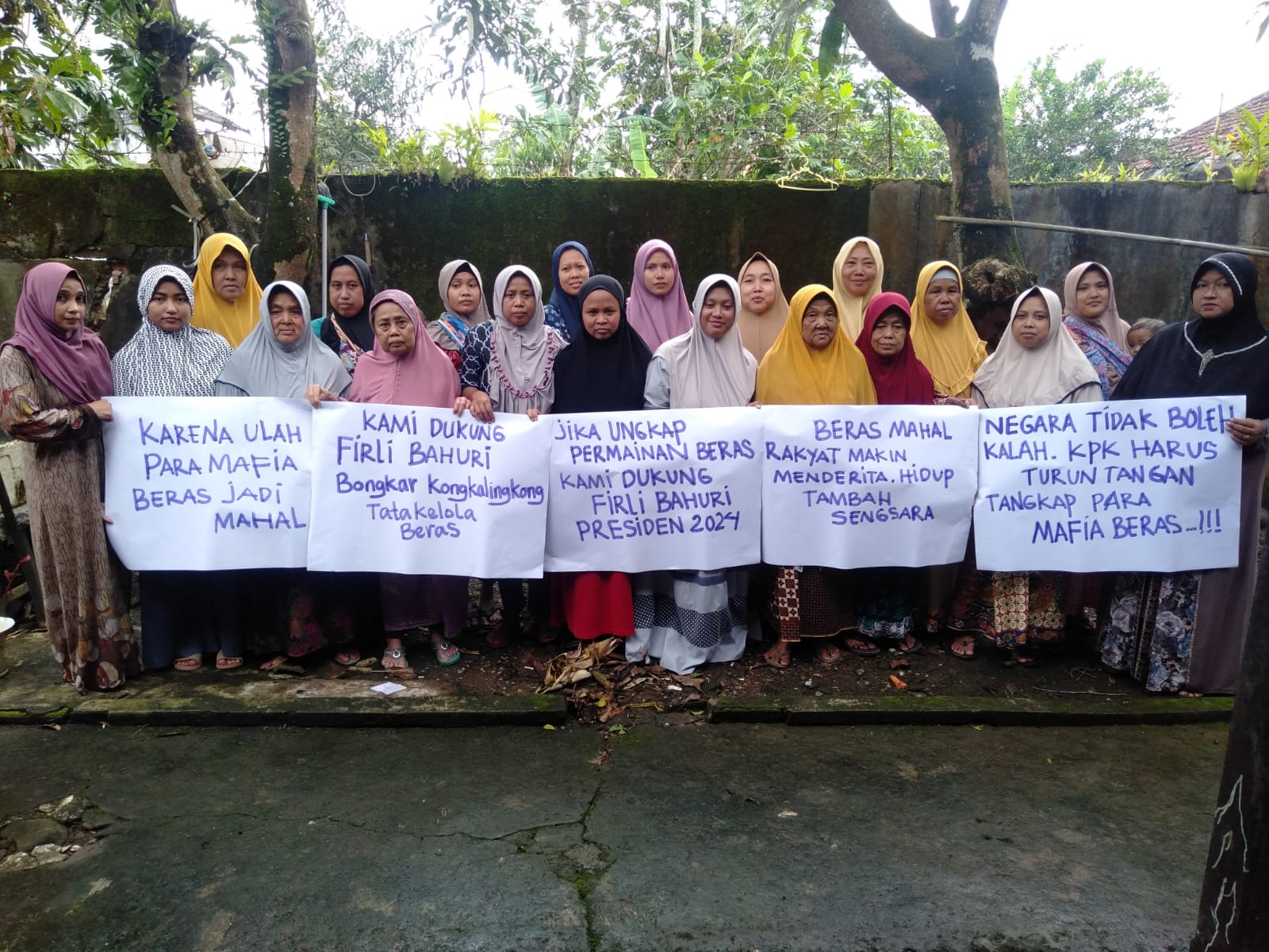 Sejumlah emak-emak di Kota Mataram, NTB, melakukan protes atas kenaikan harga beras yang diduga ulah mafia beras dan meminta KPK megusutnya,