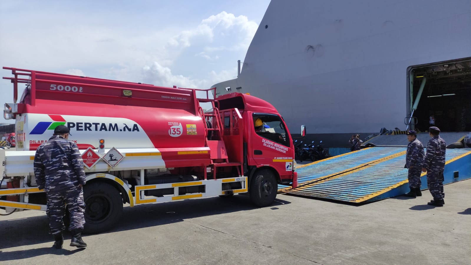 Pertamina Patra Niaga Regional Jawa Bagian Tengah bekerja sama dengan TNI AL mengantarkan BBM ke Karimunjawa yang terisolasi akibat gelomban