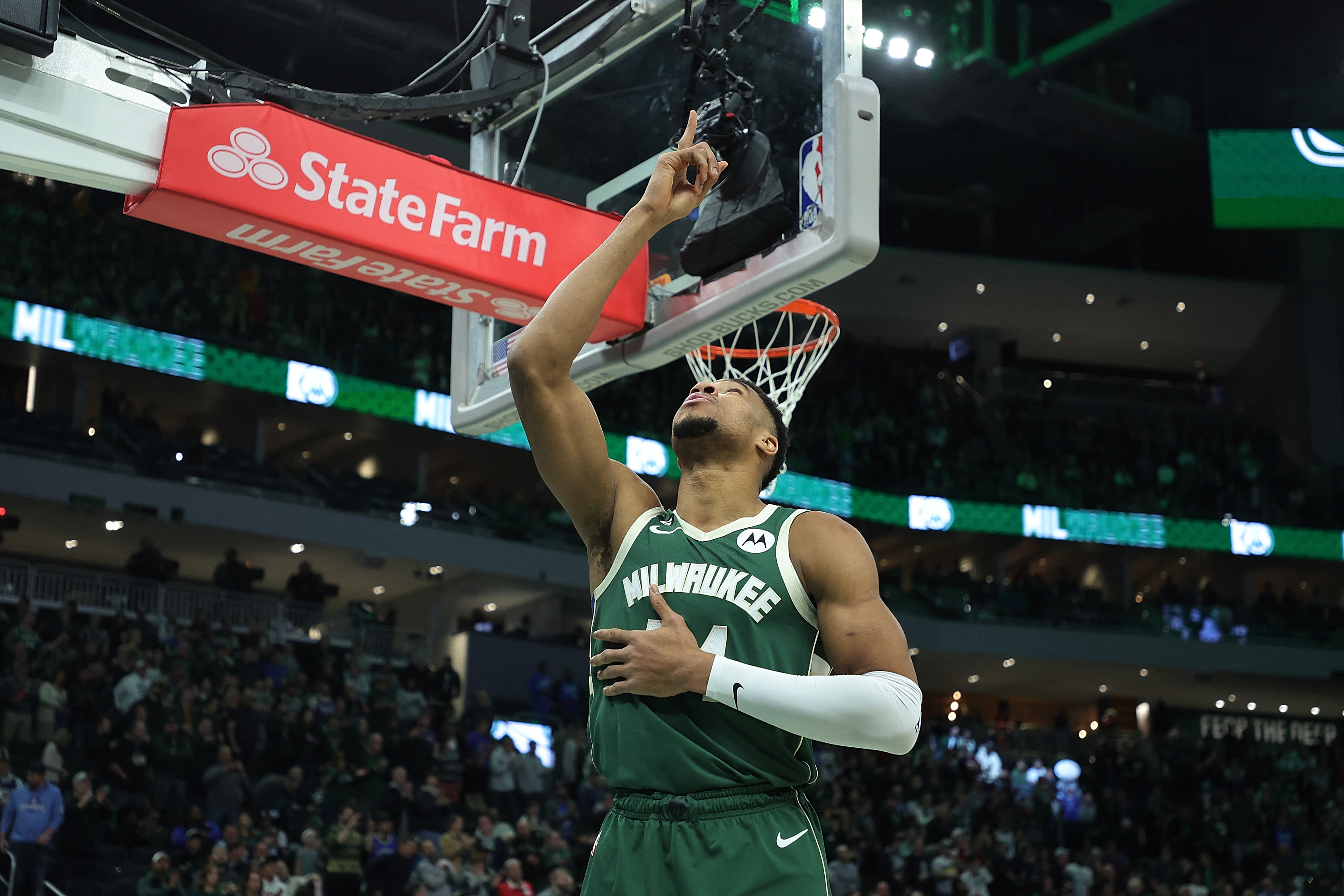 Pebasket Milwaukee Bucks Giannis Antetokounmpo melakukan selebrasi dalam laga NBA melawan Washington Wizards.