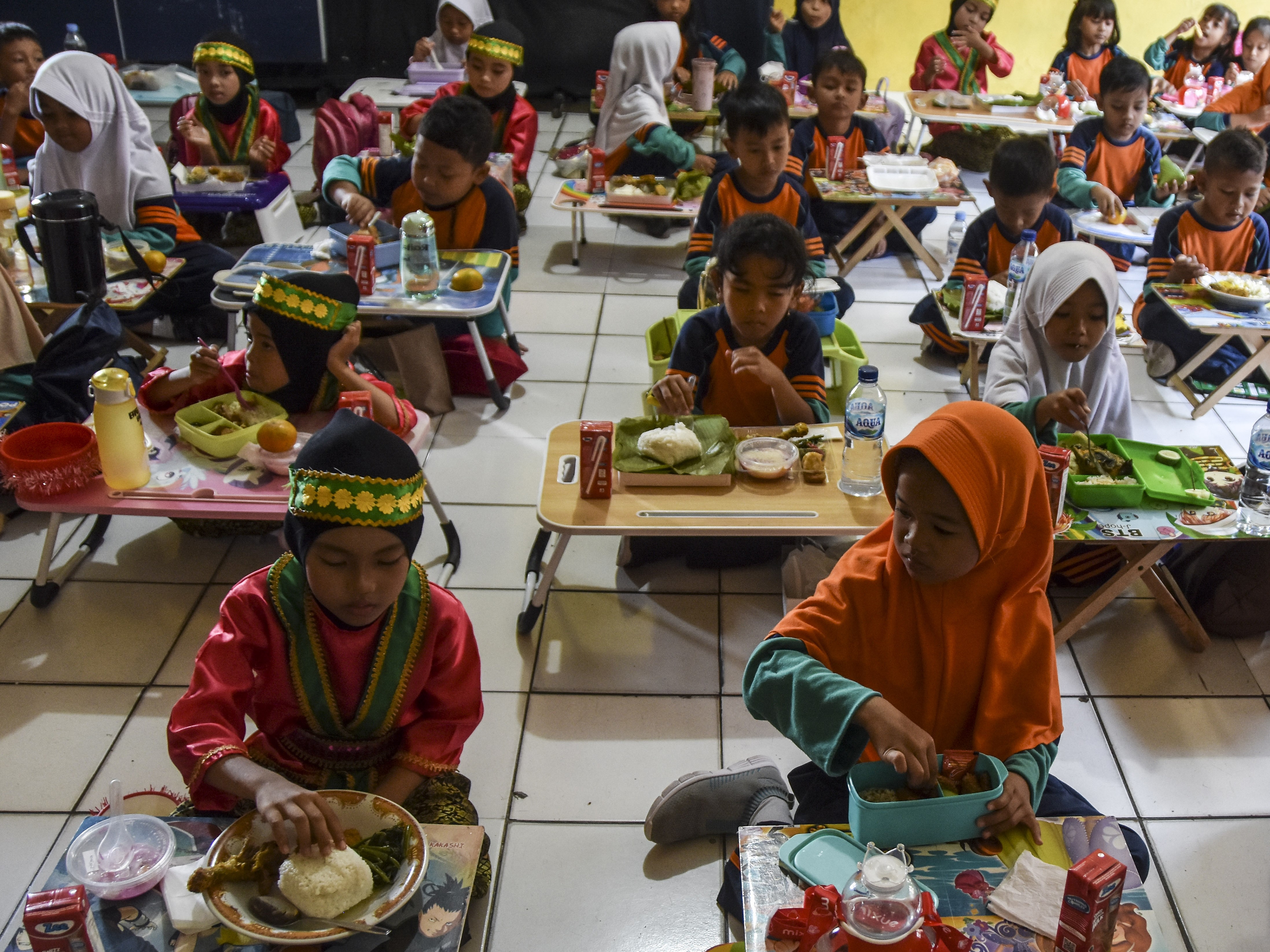 Siswa mengikuti kegiatan gerakan makan bersama di SD Negeri 1 Kota Banjar, Jawa Barat, Senin (23/1/2023).