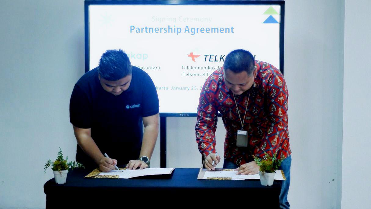 Penandatanganan kerja sama antara Telkomcel dan Edtech Cakap di Jakarta, Rabu (25/1)
