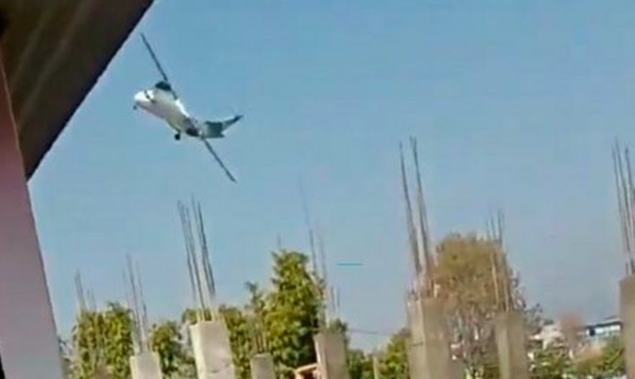 Video yang diunggah ke media sosial memperlihatkan pesawat Yeti Airlines terbang rendah dan menukik tajam sebelum jatuh.