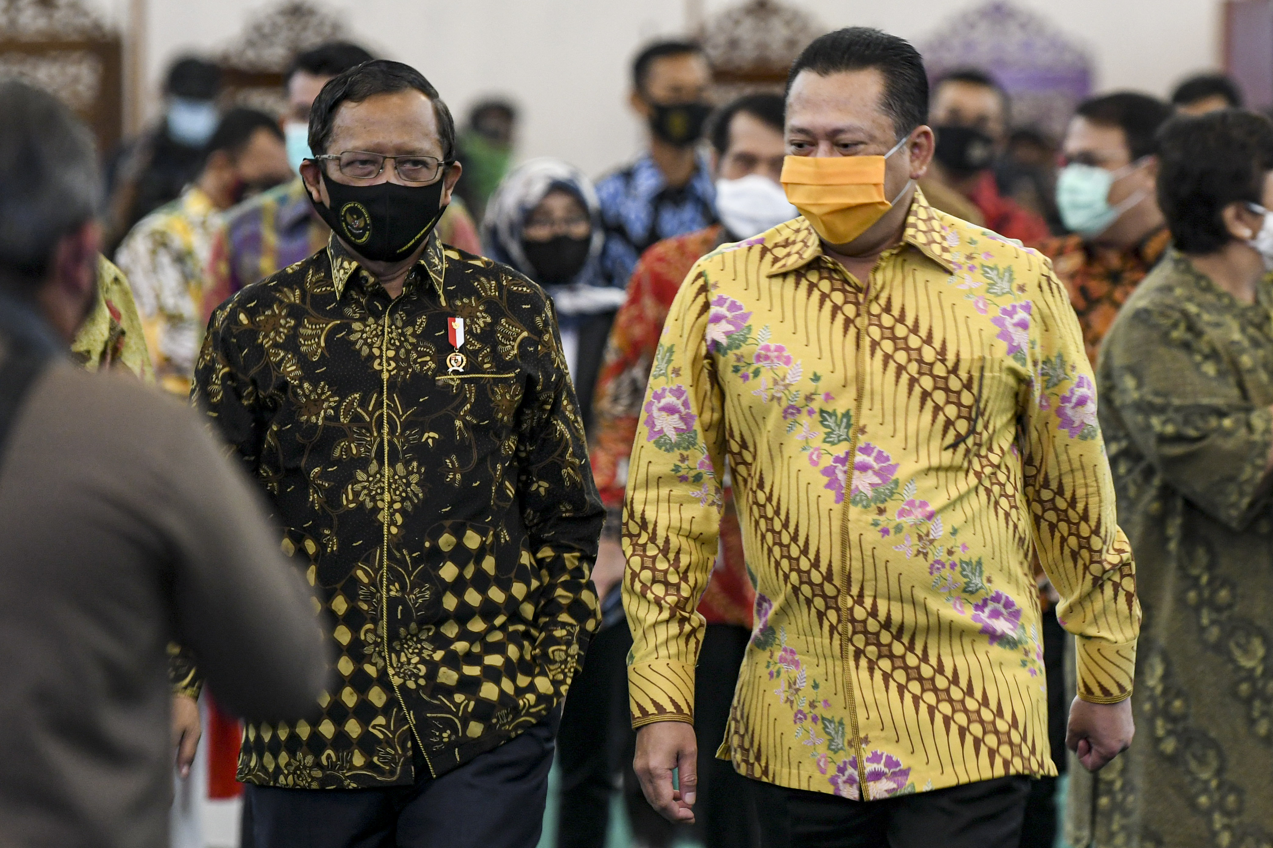 Menko Polhukam Mahfud MD saat berjalan dengan Ketua MPR Bambang Soesatyo.