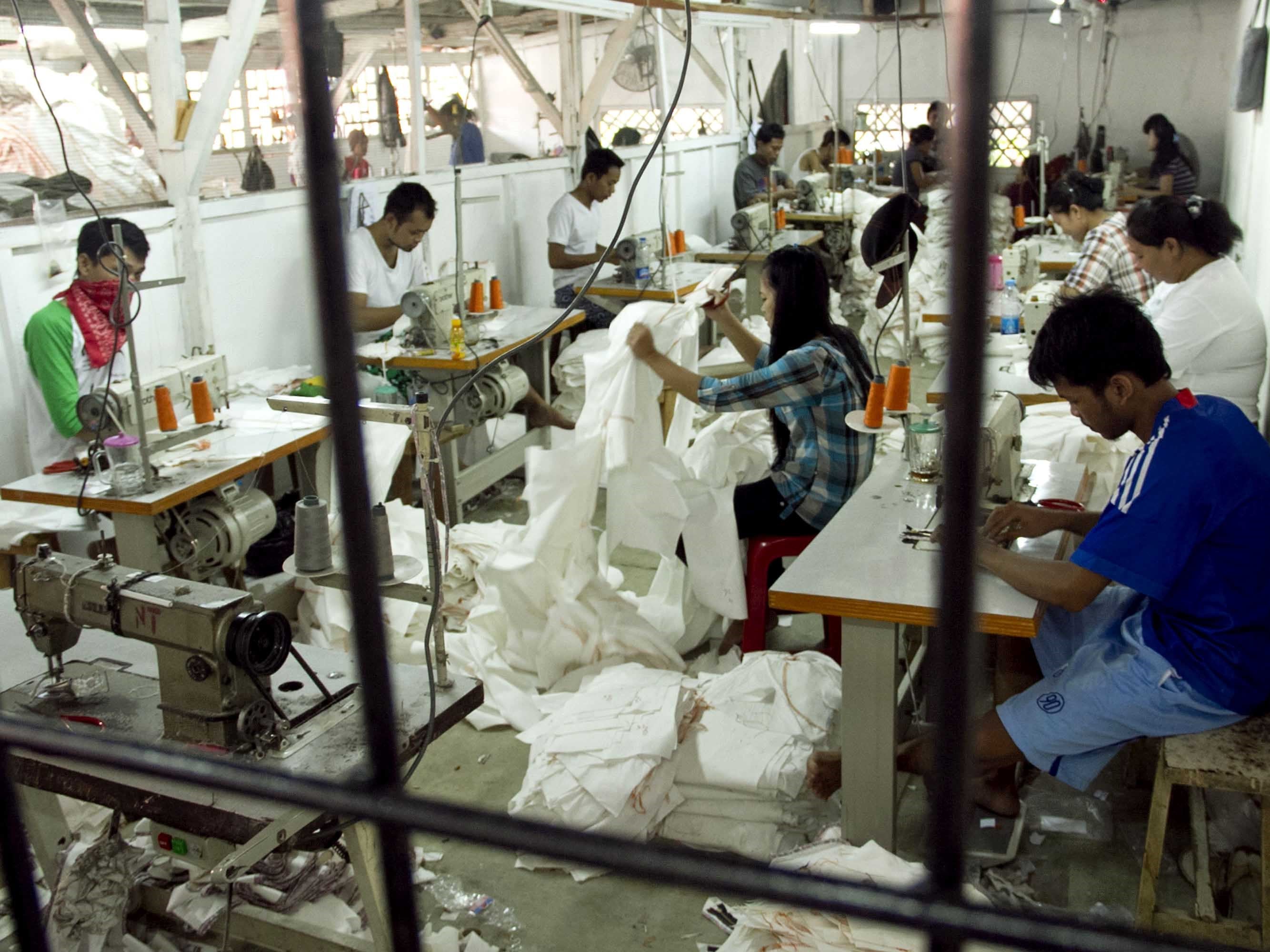 Pekerja menyelesaikan pembuatan celana berbahan jins di Kawasan Perkampungan Industri Kecil, Penggilingan, Jakarta Timur.