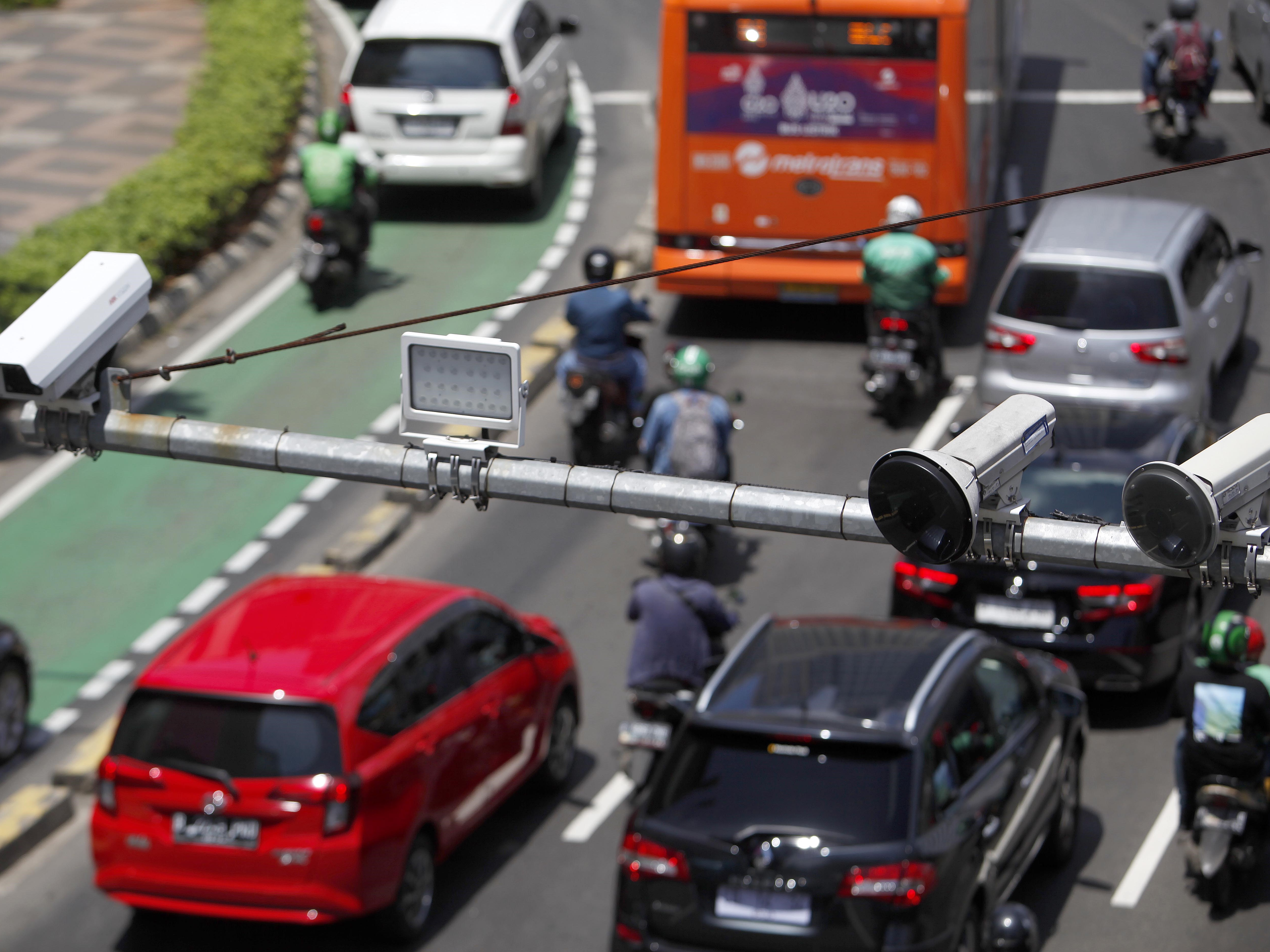 Perangkat kamera electronic road pricing (ERP) terpasang di kawasan Thamrin, Jakarta, Jumat (10/1/2023).