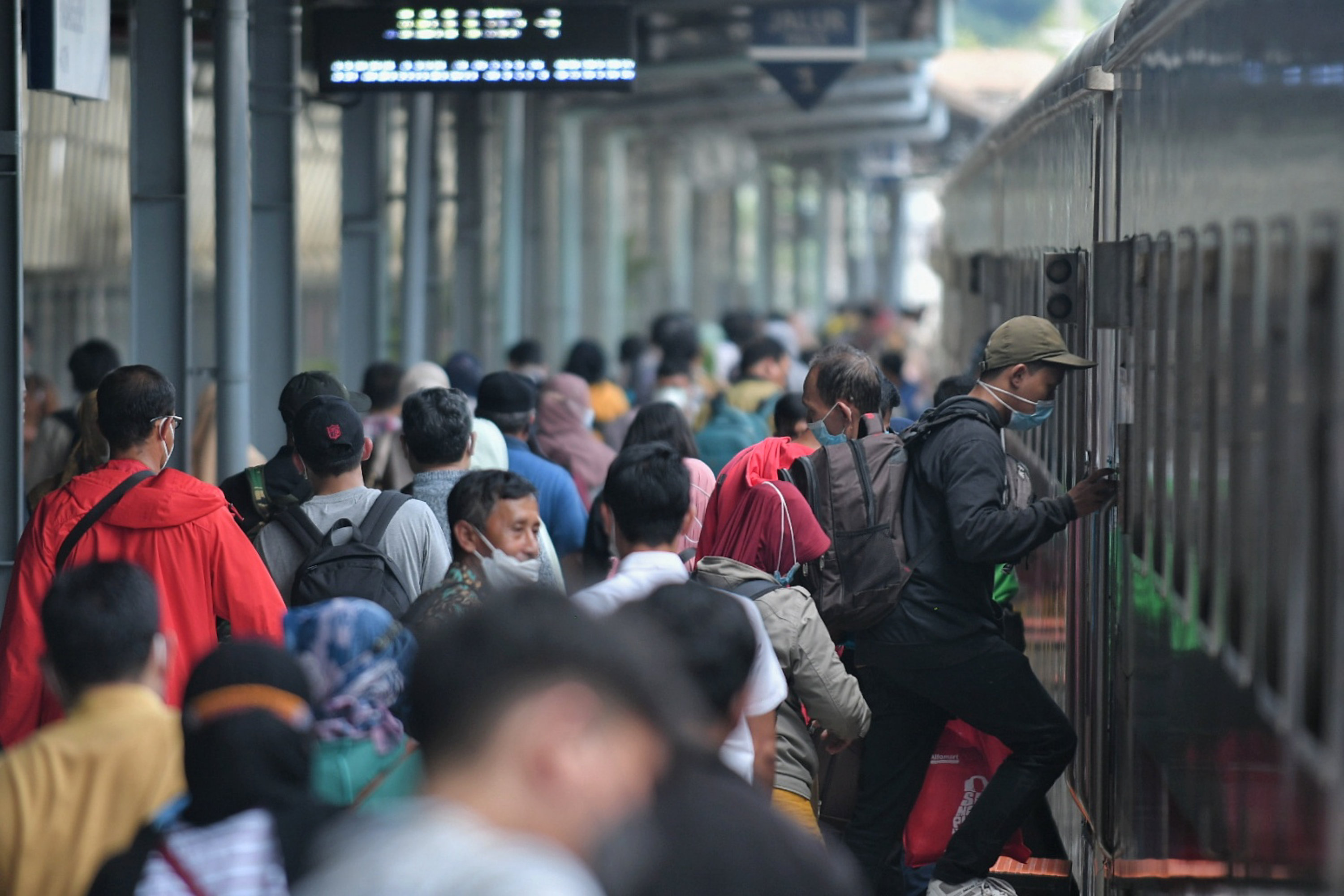 Potret calon penumpang saat menaiki kereta jarak jauh.