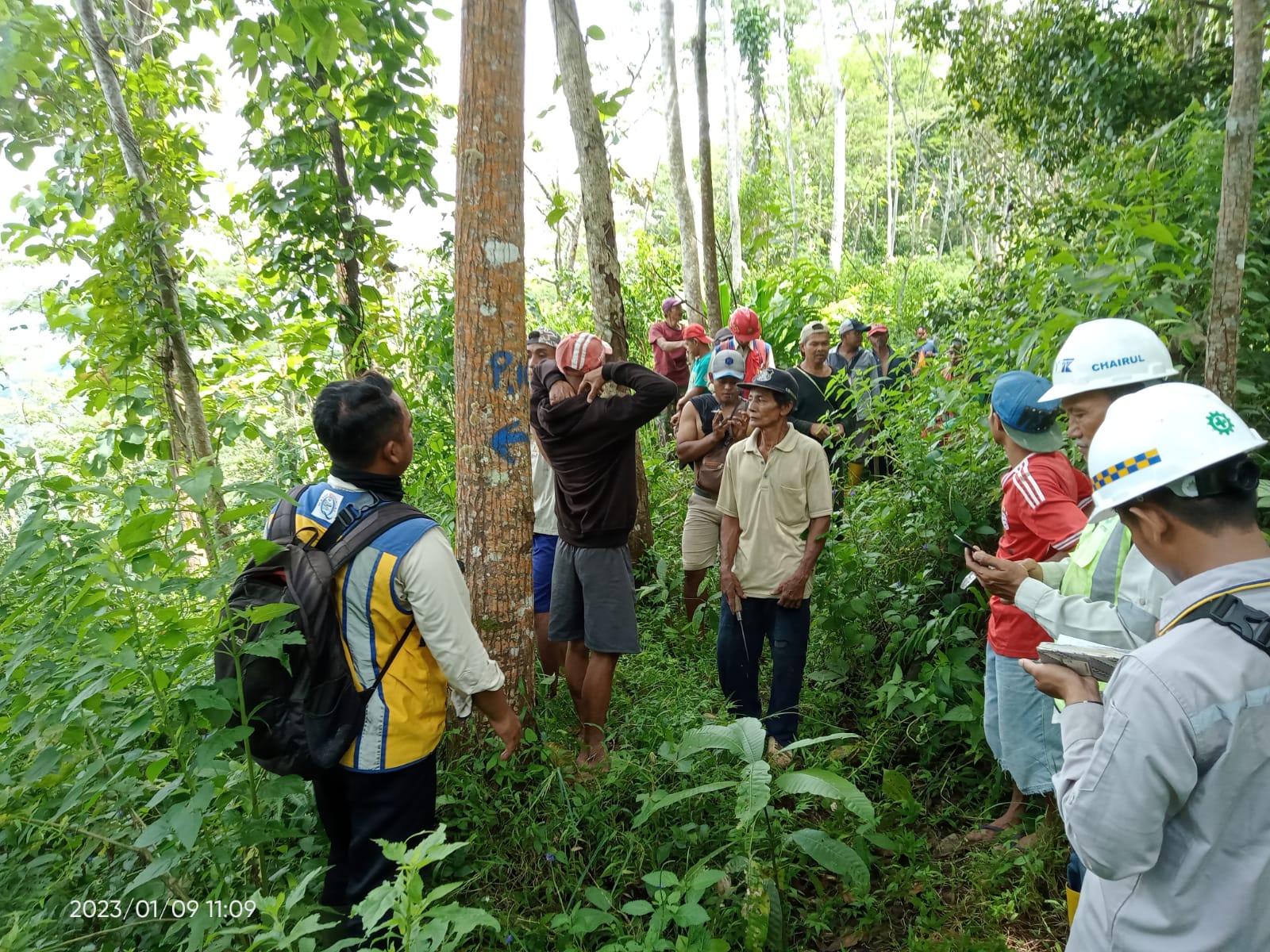 Pengukuran jarak aman pertambangan dengan pemukiman di Desa Wadas, Kecamatan Bener, Kabupaten Purworejo oleh petugas BBWS