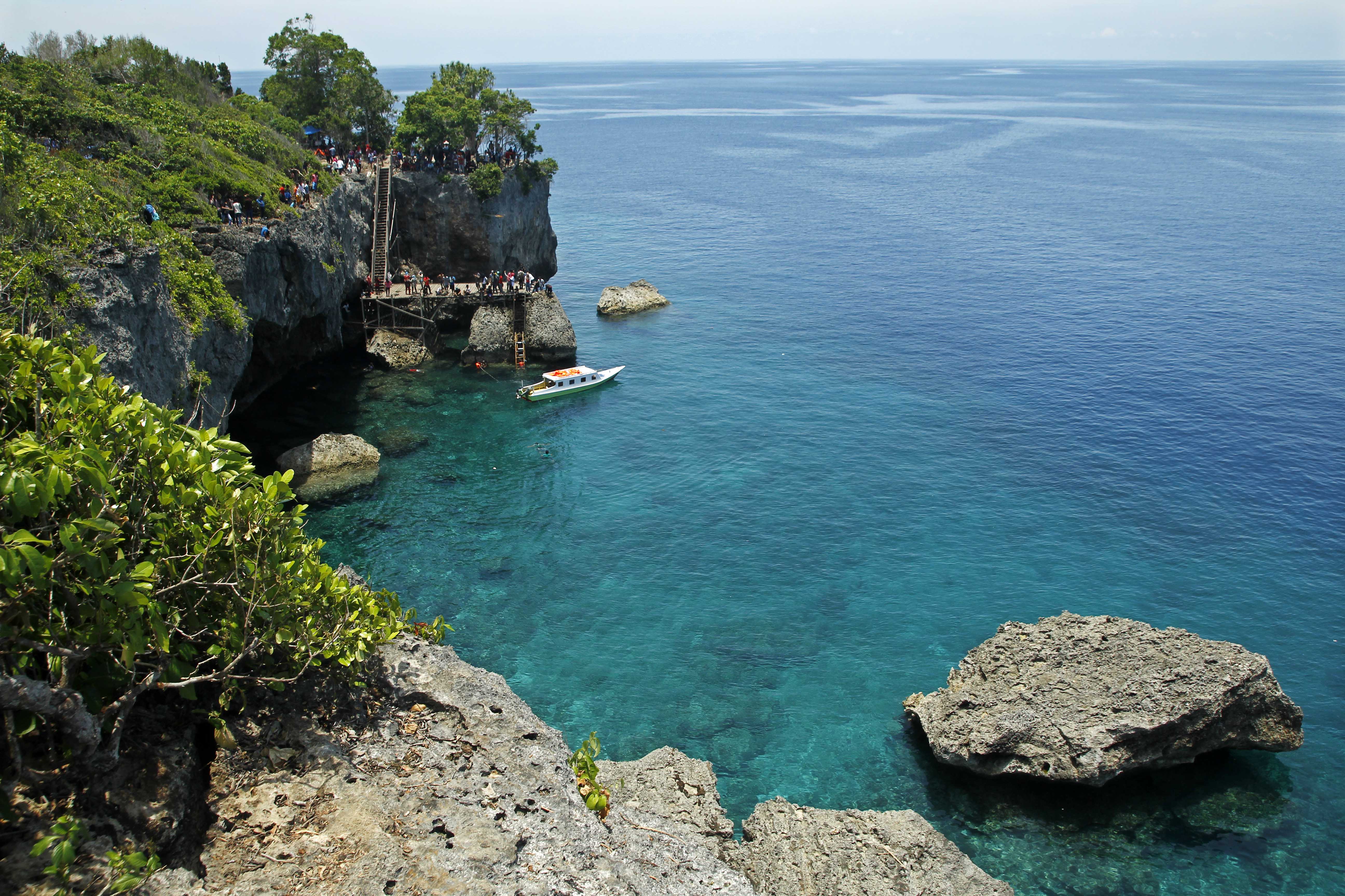 Kawasan Pantai Apparalang, Bulukumba, Sulawesi Selatan.