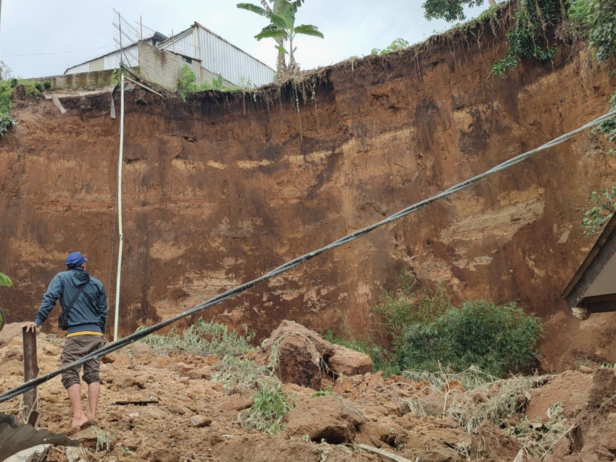 Bangunan di Lembang Rata dengan Tanah akibat Tertimpa Longsor