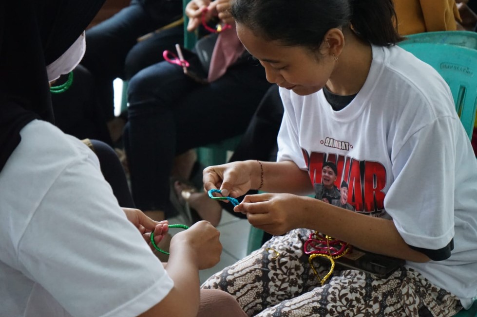 Kegiatan edukasi daur ulang sampah plastik yang diadakan Sahabat Ganjar di Tegal. 