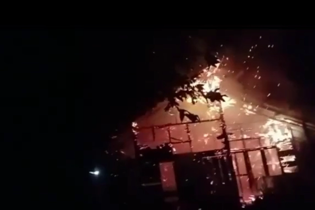 Tolak Sengketa Pilkades, Warga Bakar Kantor Desa dan Rumah Cakades