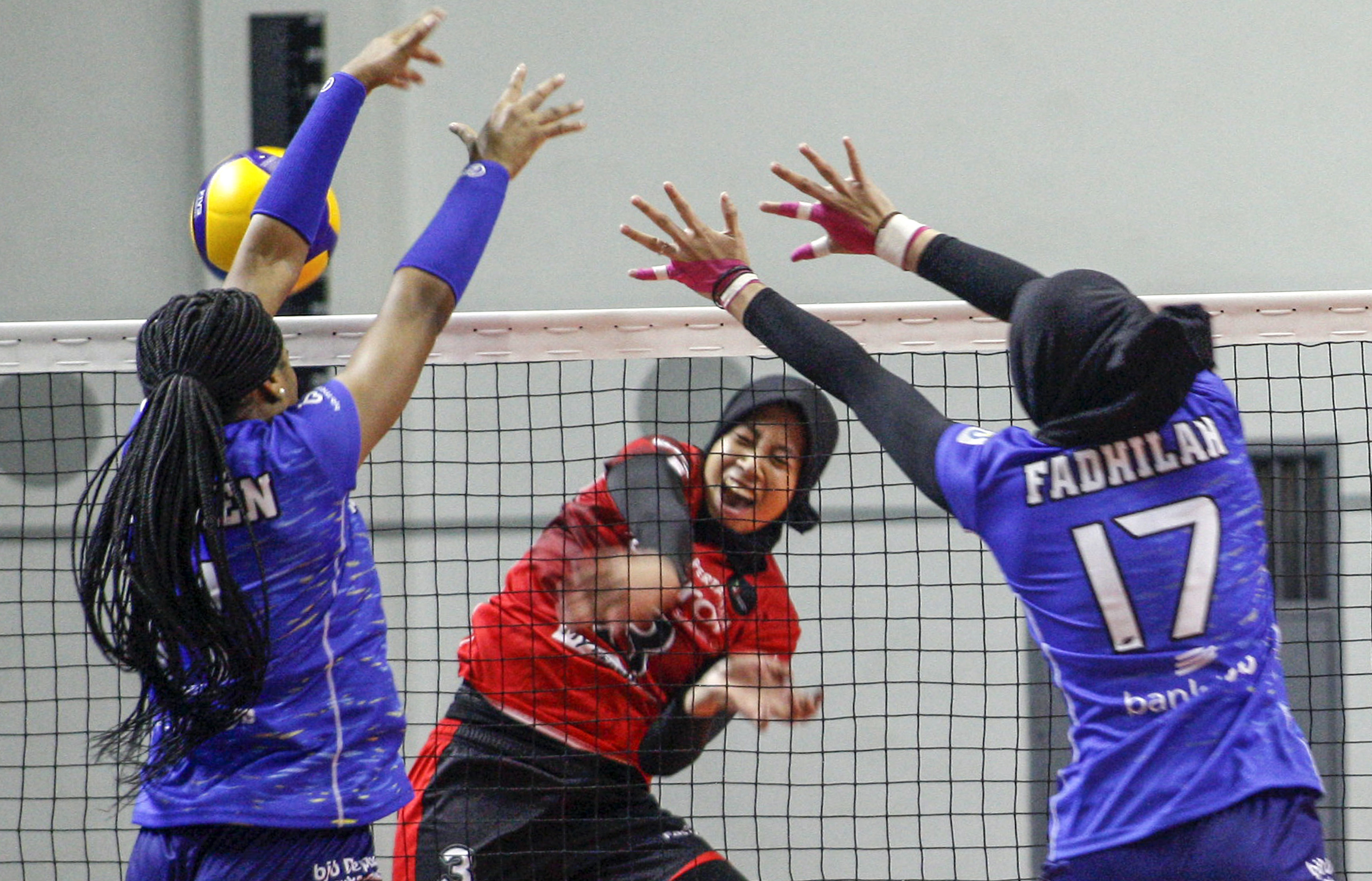 Pemain Jakarta Pertamina Fastron saat melakukan pukulan smes ke arah lawan.