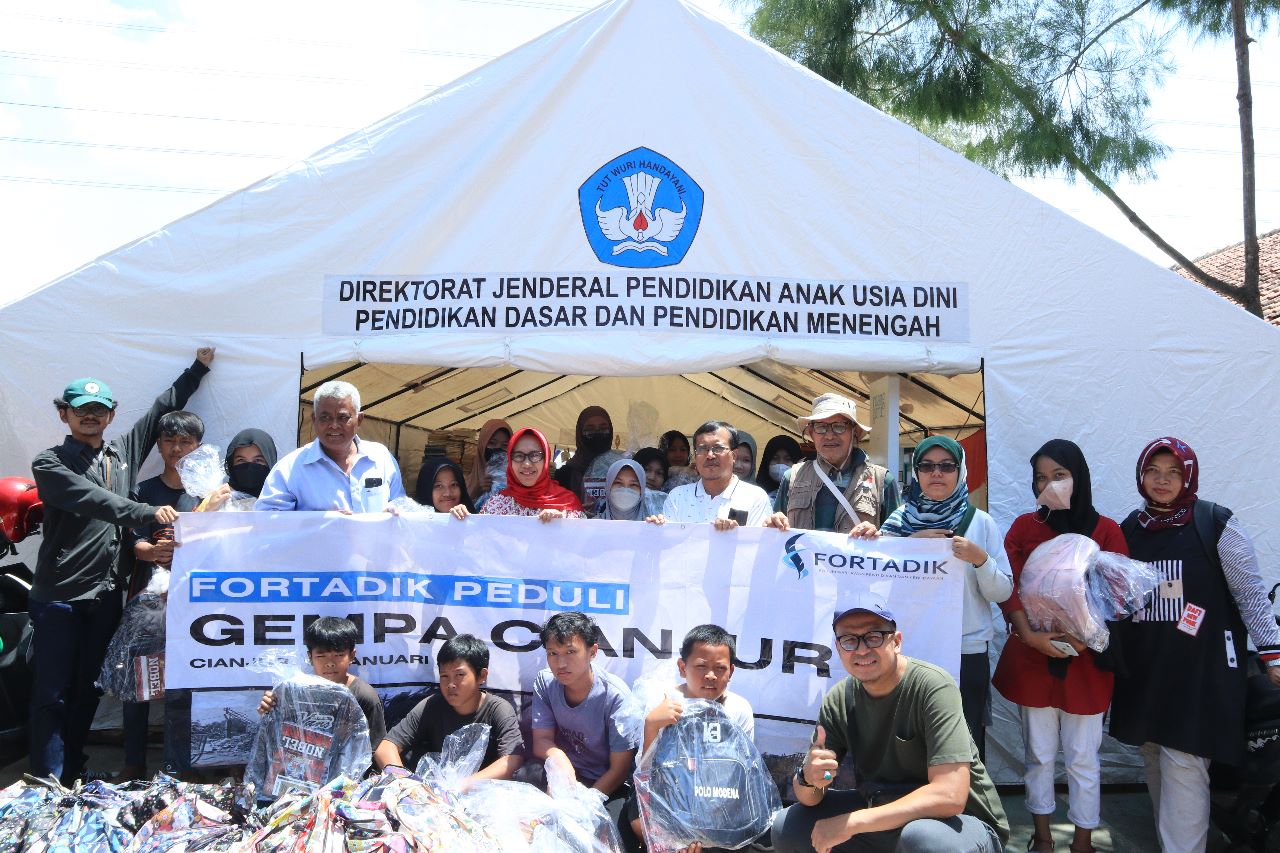 Penyaluran bantuan peralatan sekolah untuk korban Gempa Cianjur dari Forum Wartawan Pendidikan