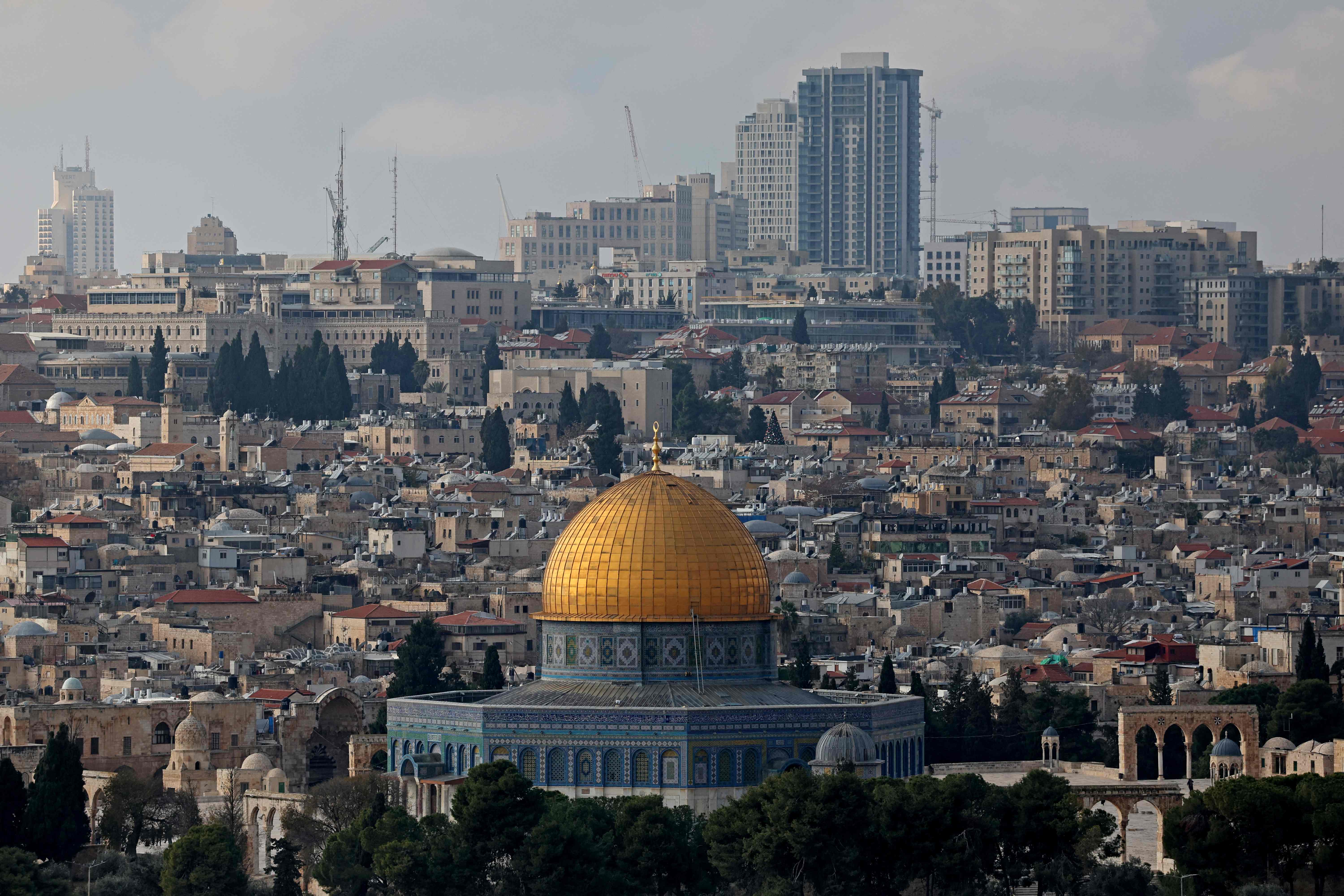 Foto pemandangan Masjid Al Aqsa yang terletak di kota tua Yerusalem Timur diambil dari bukit, Senin (2/1).