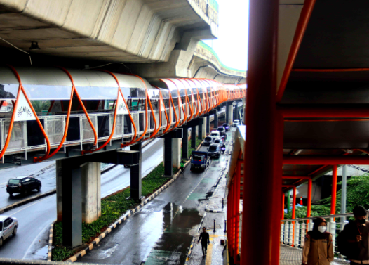Jembatan Penyebrangan Orang Kebayoran Lama yang menghubungkan Stasiun KRL Kebayoran dan Halte Transjakarta Velbak.